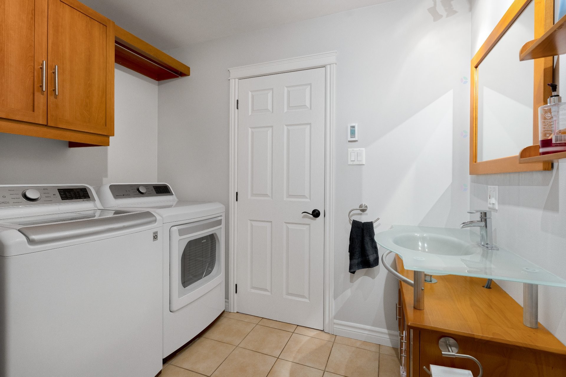 









1545


Rue de la Vallée-des-Murmures

,
Sherbrooke (Lennoxville),




QC
J1M0B5

