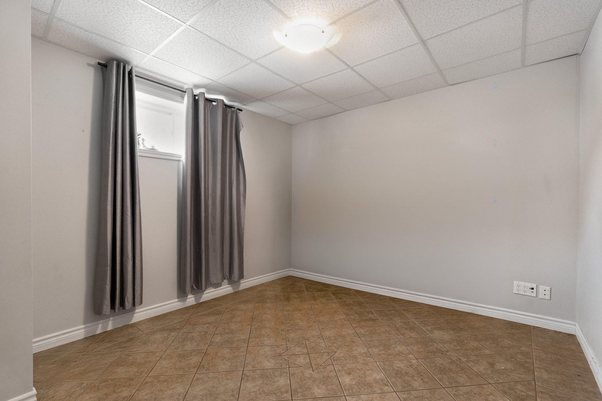 









1545


Rue de la Vallée-des-Murmures

,
Sherbrooke (Lennoxville),




QC
J1M0B5

