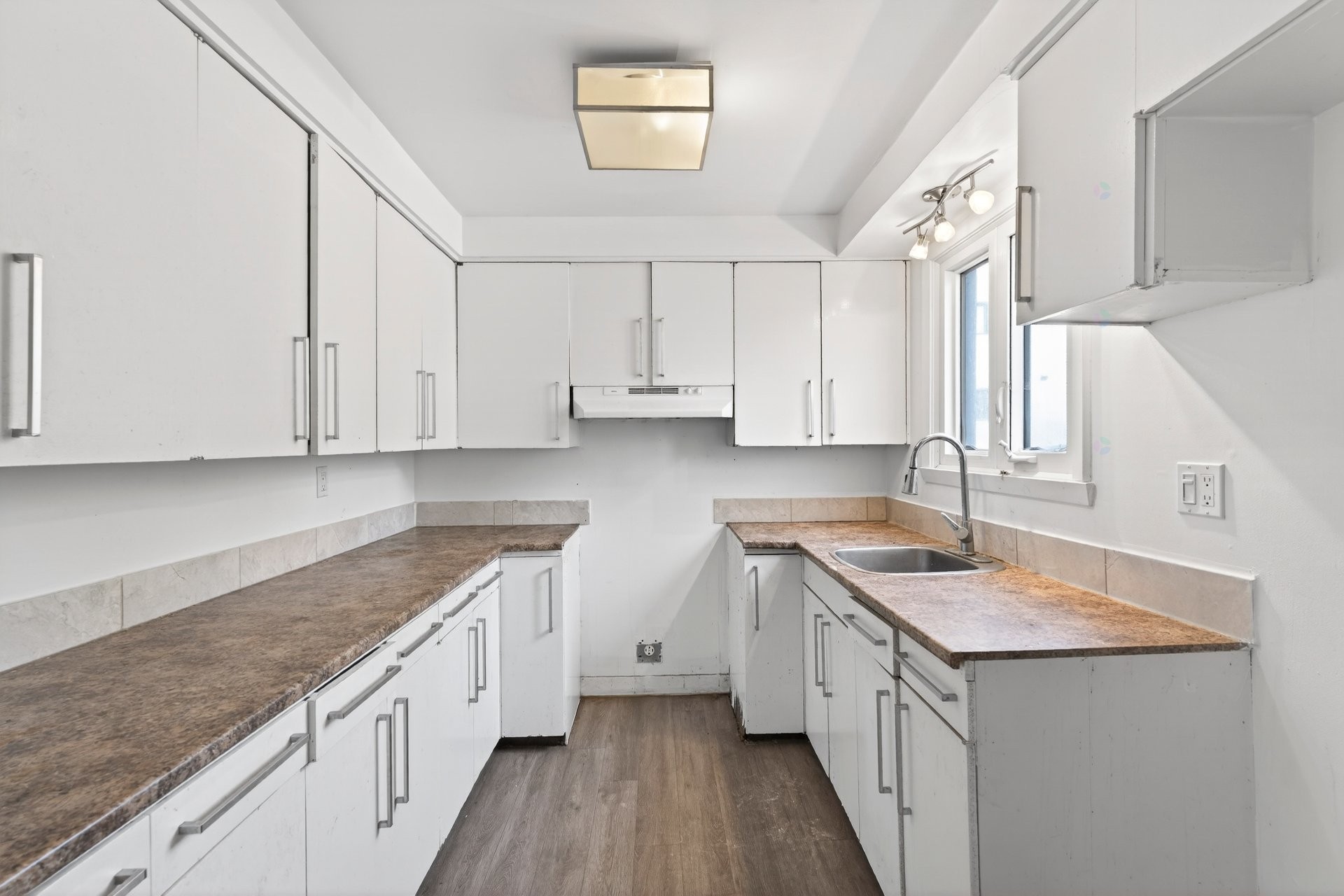 









40


Rue Vaudry

,
Sherbrooke (Lennoxville),




QC
J1M1B3

