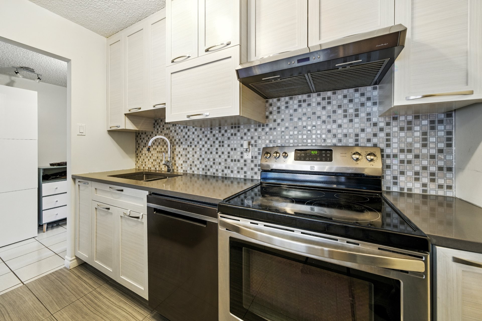 









7241


Av. de l'Alsace

, 102,
Montréal (Anjou),




QC
H1J2K5

