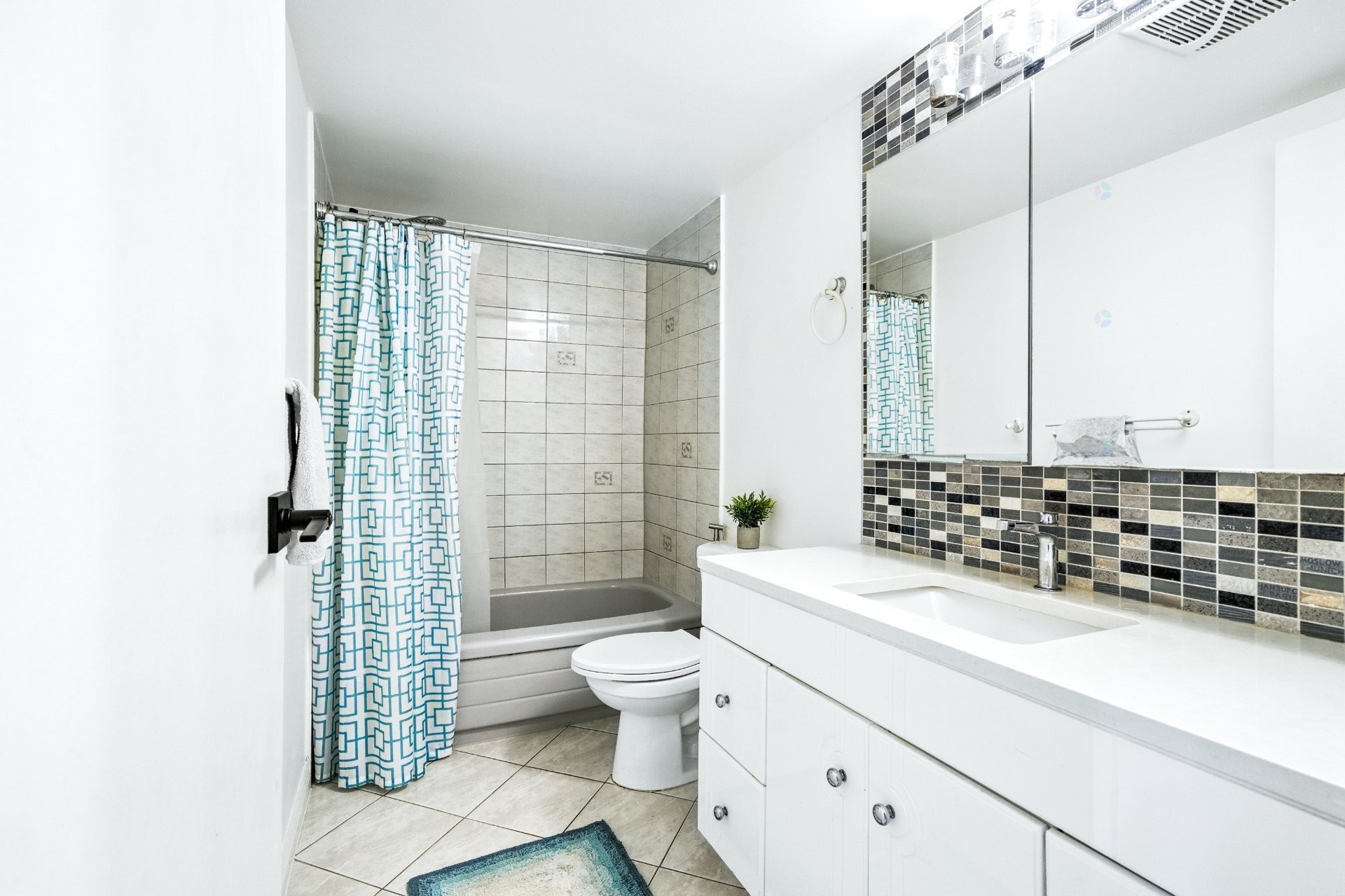 









7241


Av. de l'Alsace

, 102,
Montréal (Anjou),




QC
H1J2K5

