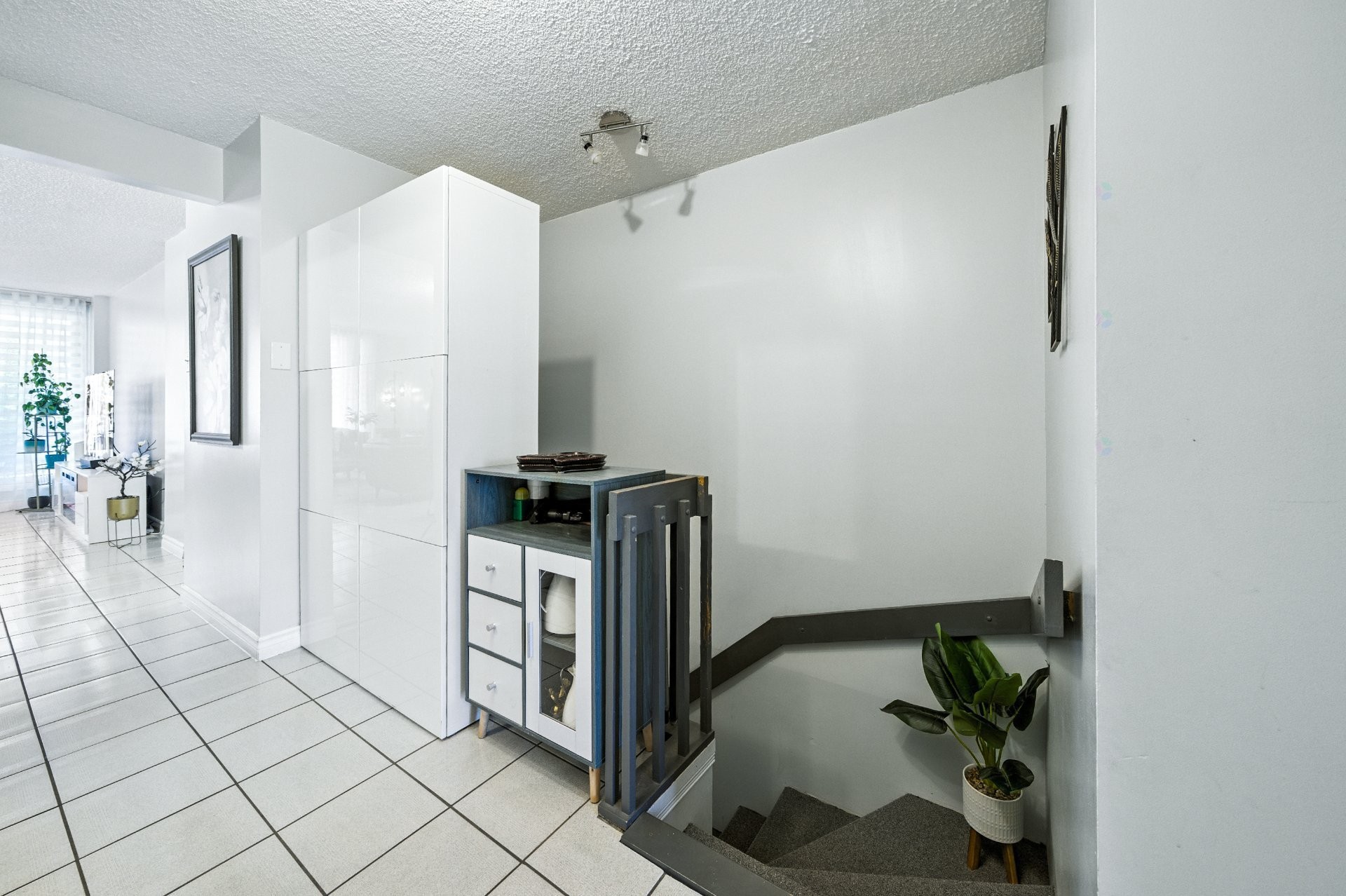 









7241


Av. de l'Alsace

, 102,
Montréal (Anjou),




QC
H1J2K5


