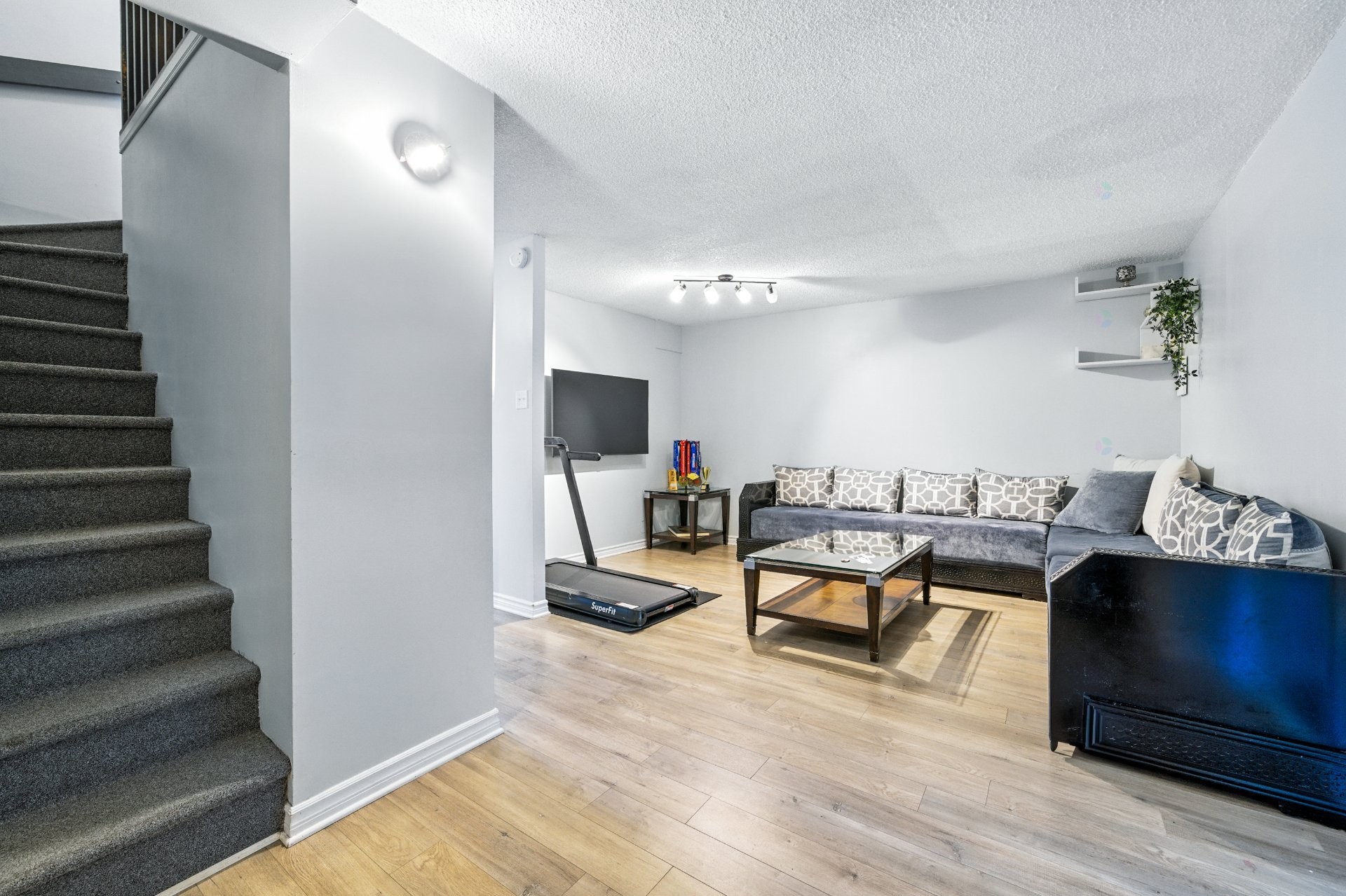 









7241


Av. de l'Alsace

, 102,
Montréal (Anjou),




QC
H1J2K5

