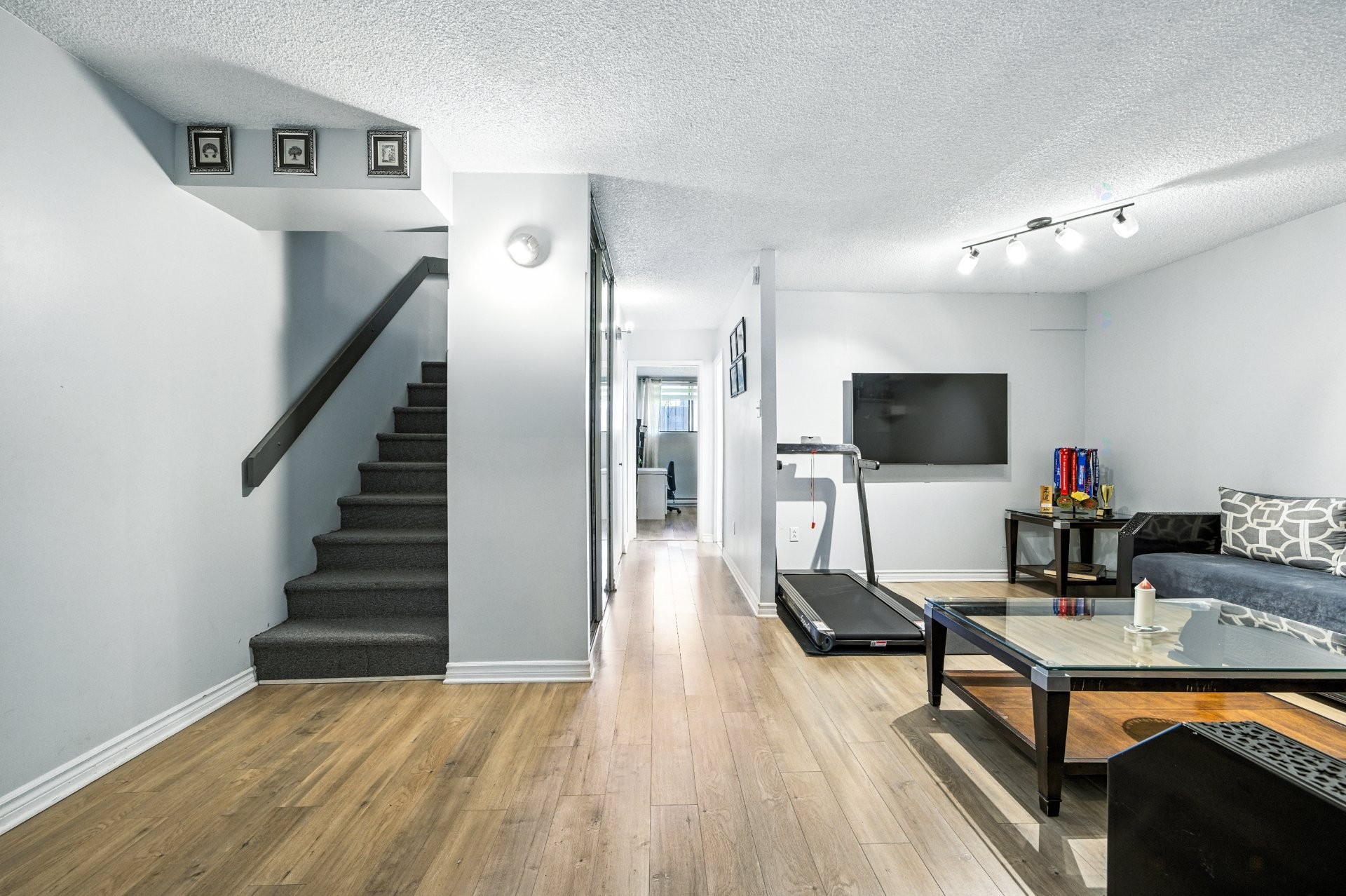 









7241


Av. de l'Alsace

, 102,
Montréal (Anjou),




QC
H1J2K5

