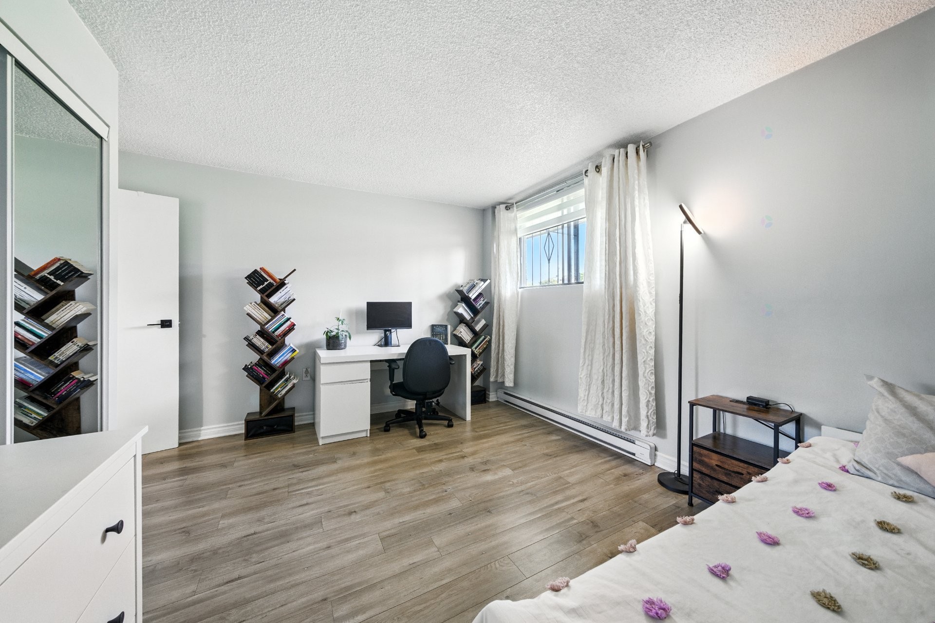 









7241


Av. de l'Alsace

, 102,
Montréal (Anjou),




QC
H1J2K5

