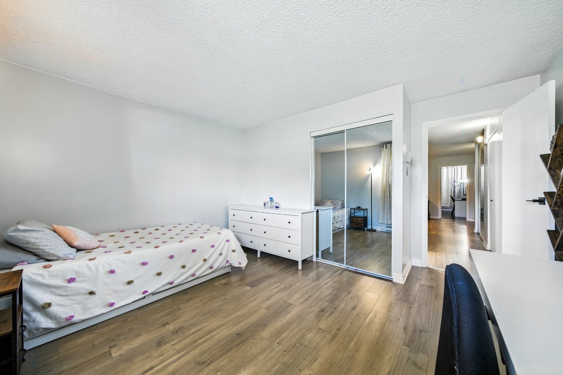 









7241


Av. de l'Alsace

, 102,
Montréal (Anjou),




QC
H1J2K5

