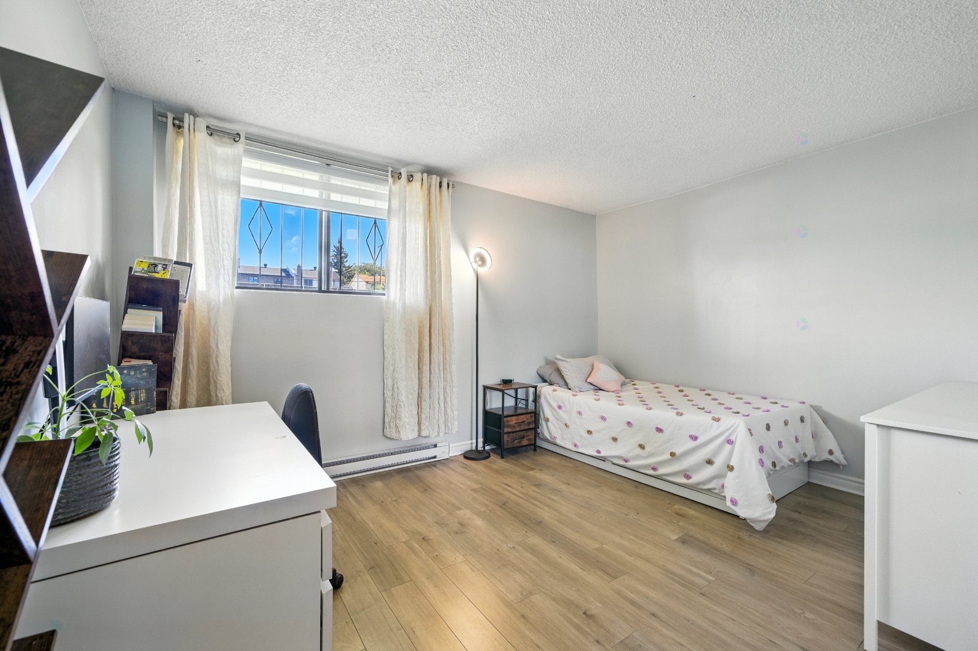 









7241


Av. de l'Alsace

, 102,
Montréal (Anjou),




QC
H1J2K5

