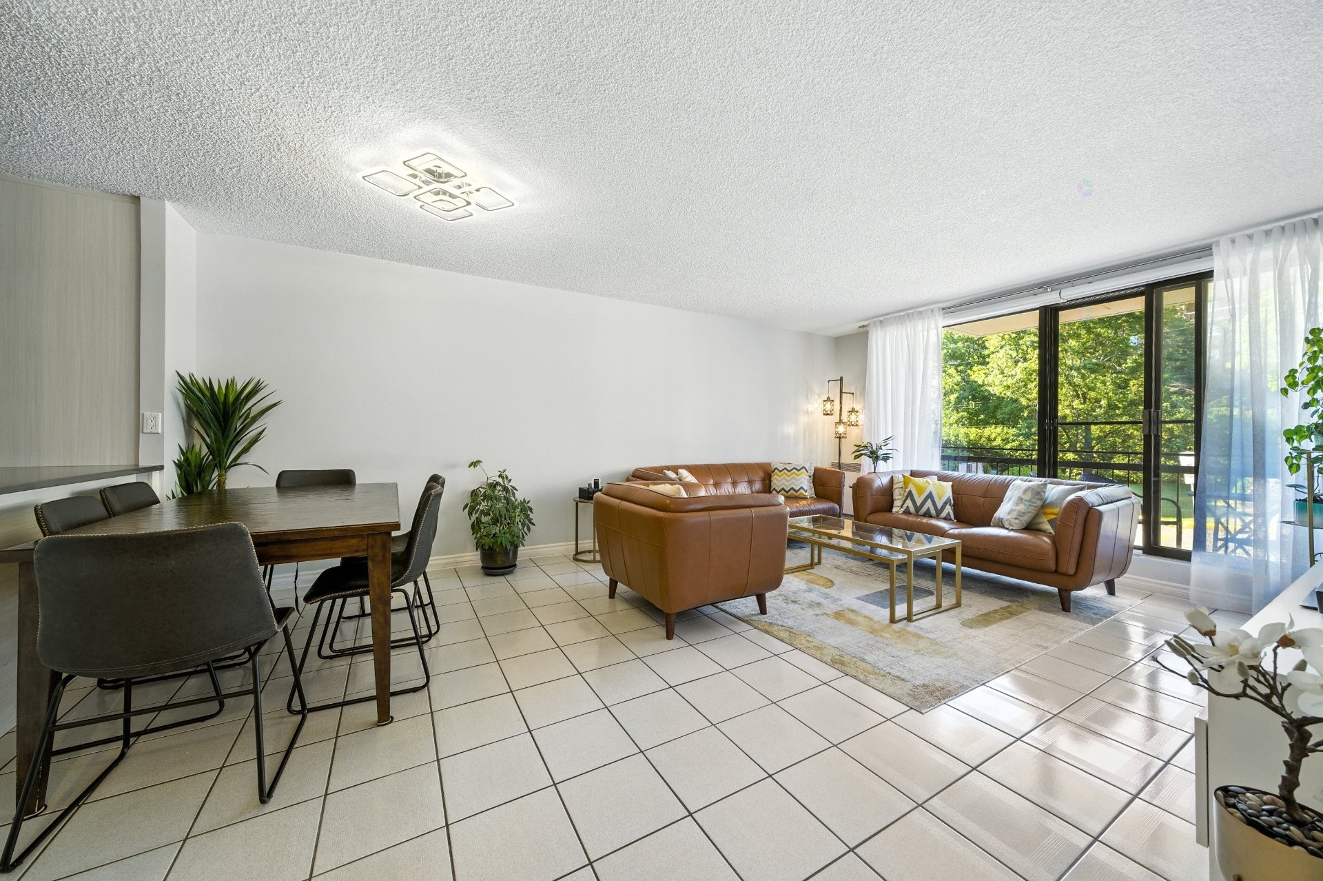 









7241


Av. de l'Alsace

, 102,
Montréal (Anjou),




QC
H1J2K5

