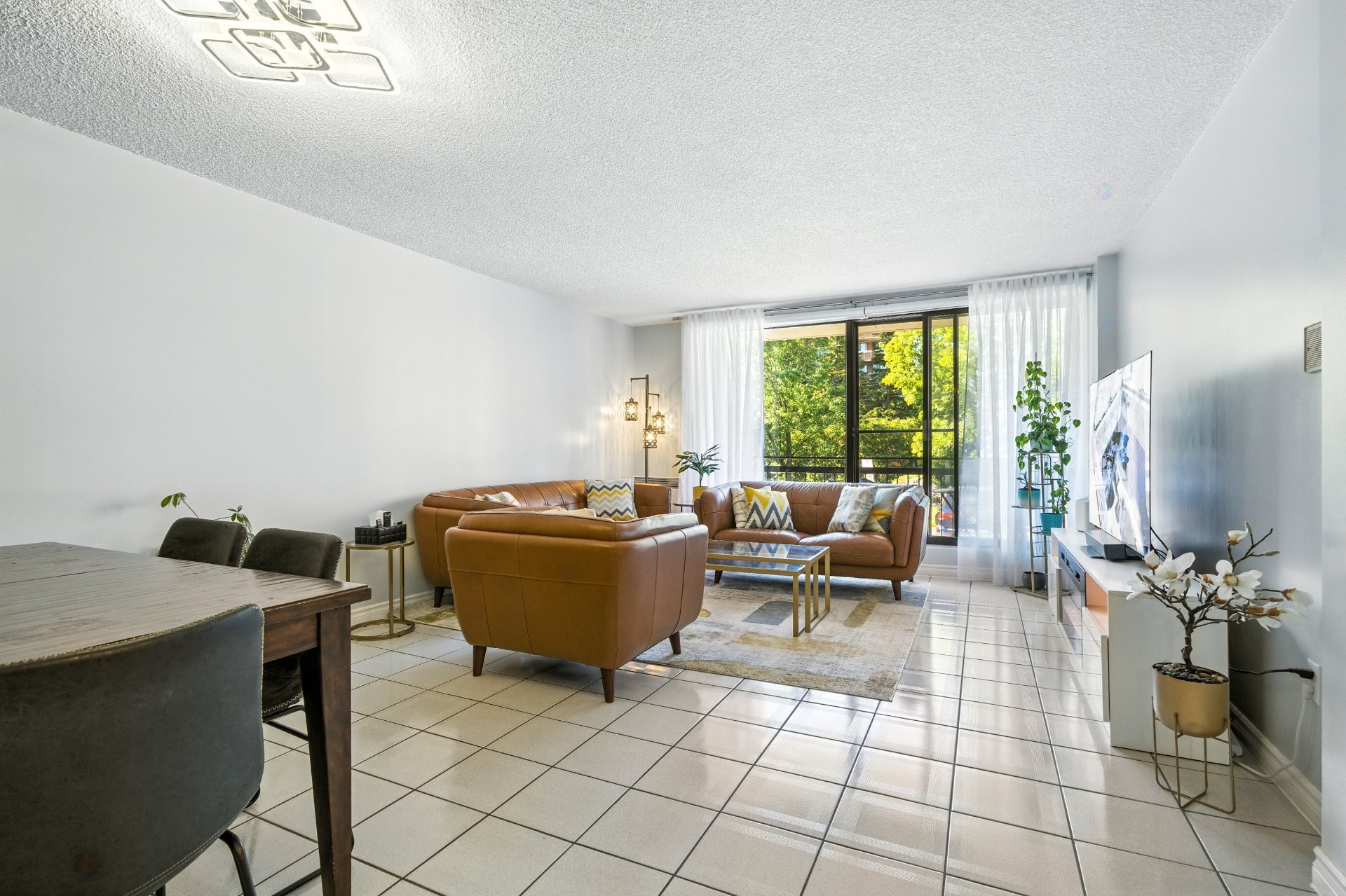 









7241


Av. de l'Alsace

, 102,
Montréal (Anjou),




QC
H1J2K5

