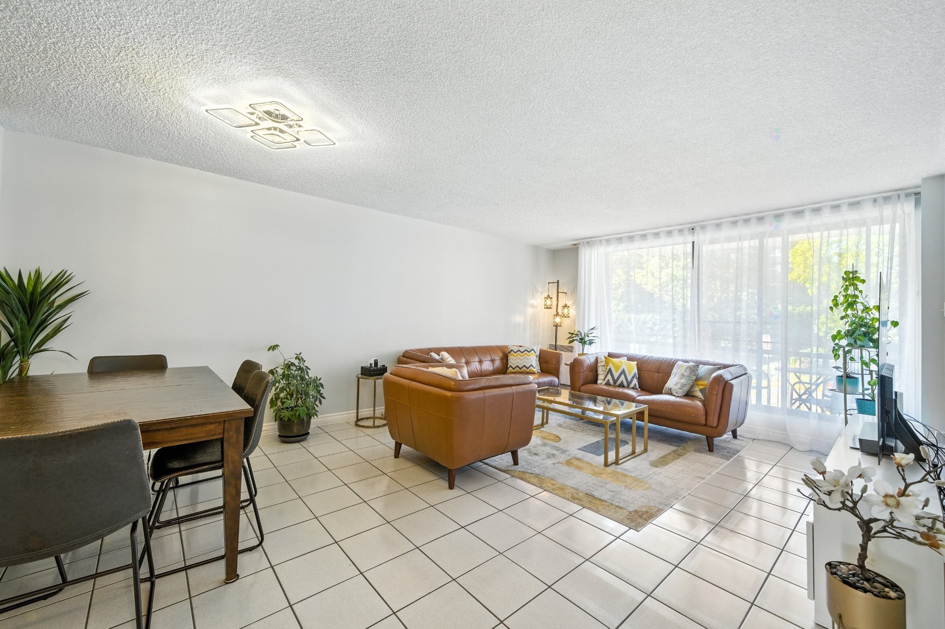 









7241


Av. de l'Alsace

, 102,
Montréal (Anjou),




QC
H1J2K5

