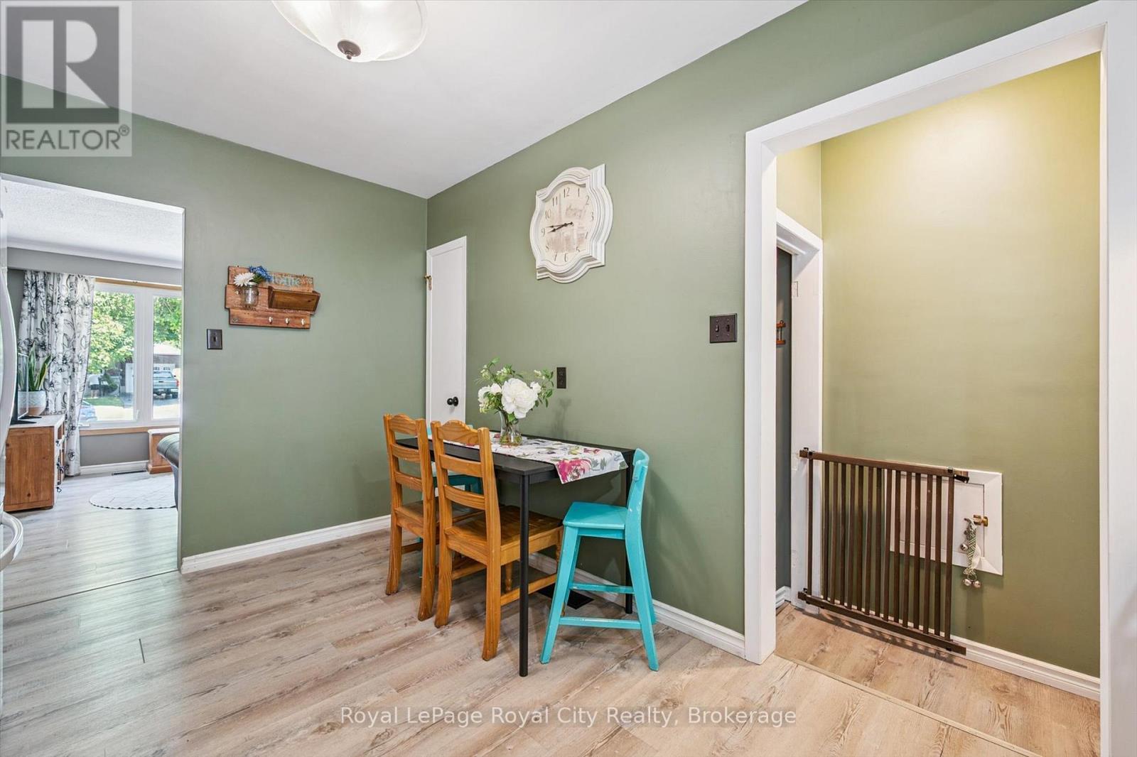 












24 JULIA DRIVE

,
Guelph (Junction/Onward Willow),




Ontario
N1H5W1


