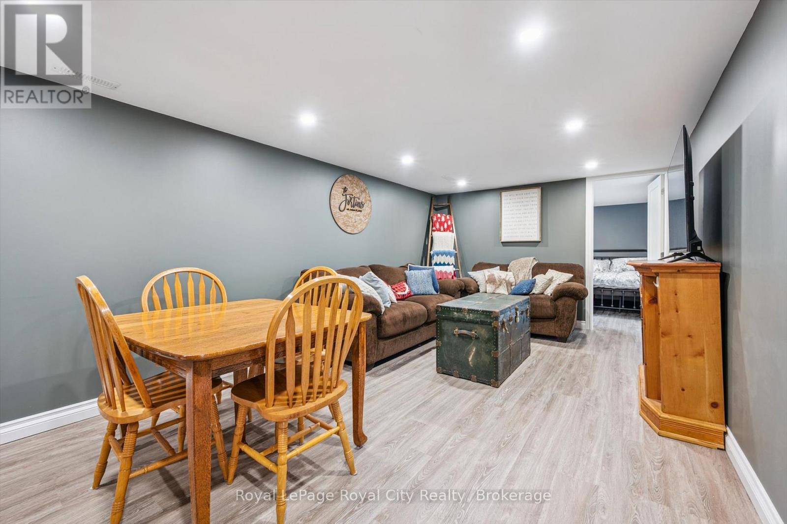 












24 JULIA DRIVE

,
Guelph (Junction/Onward Willow),




Ontario
N1H5W1

