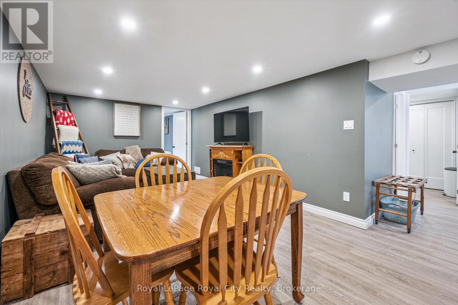 












24 JULIA DRIVE

,
Guelph (Junction/Onward Willow),




Ontario
N1H5W1

