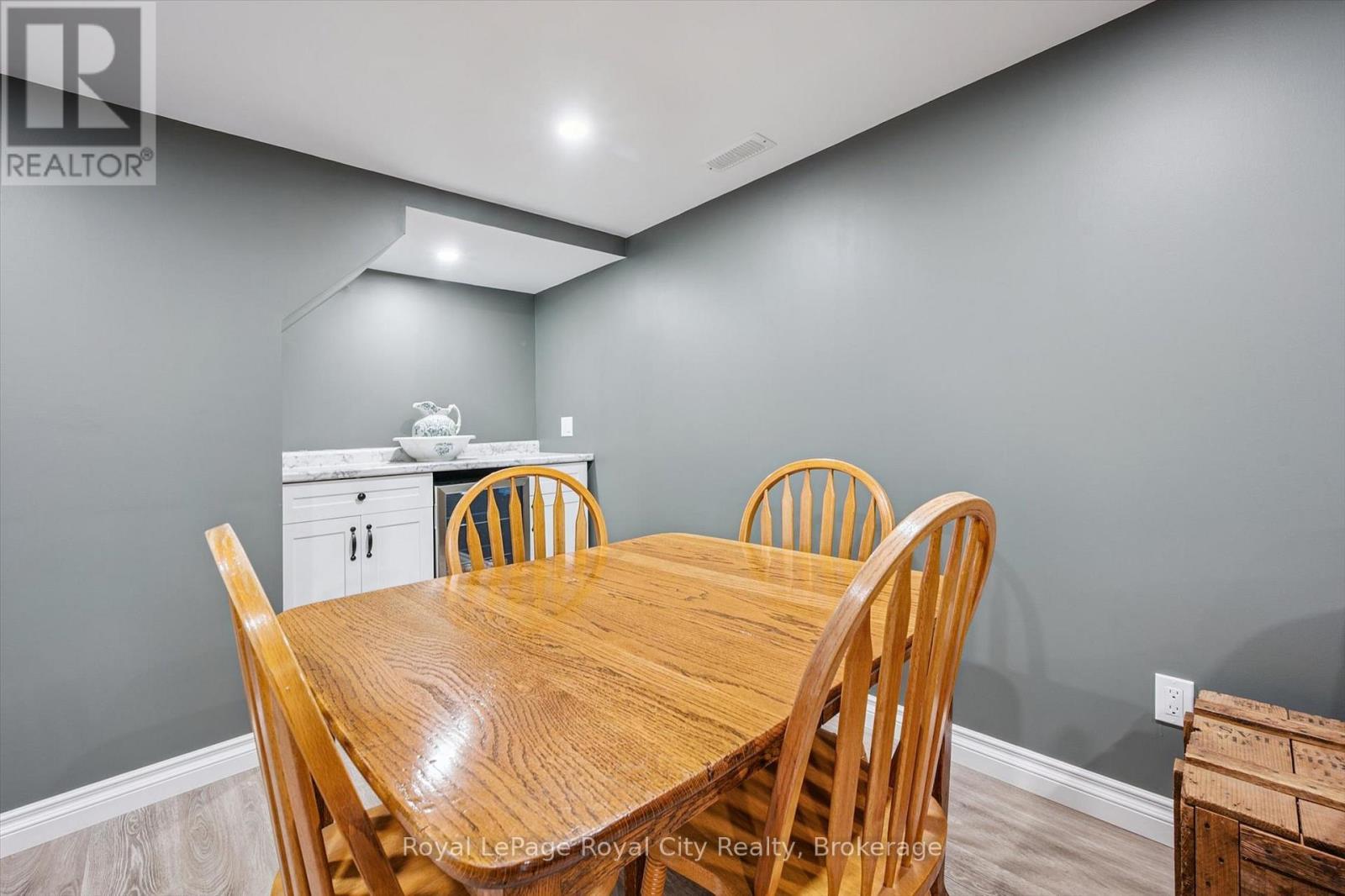 












24 JULIA DRIVE

,
Guelph (Junction/Onward Willow),




Ontario
N1H5W1

