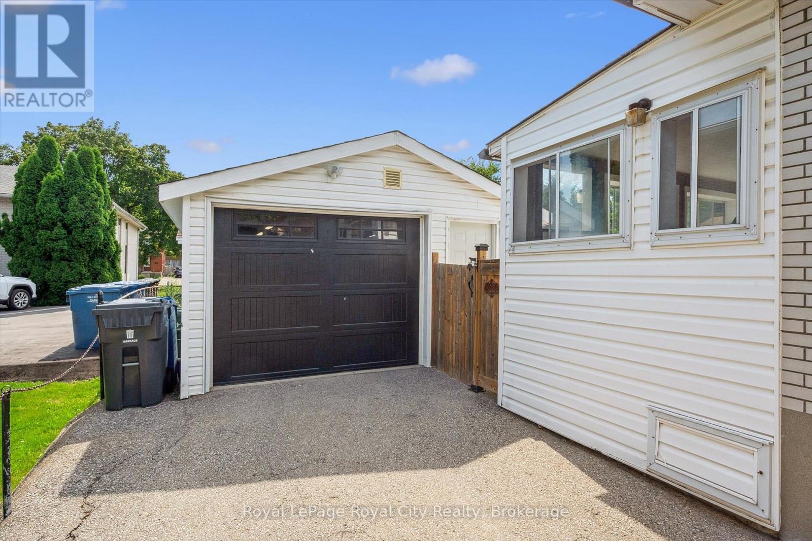 












24 JULIA DRIVE

,
Guelph (Junction/Onward Willow),




Ontario
N1H5W1

