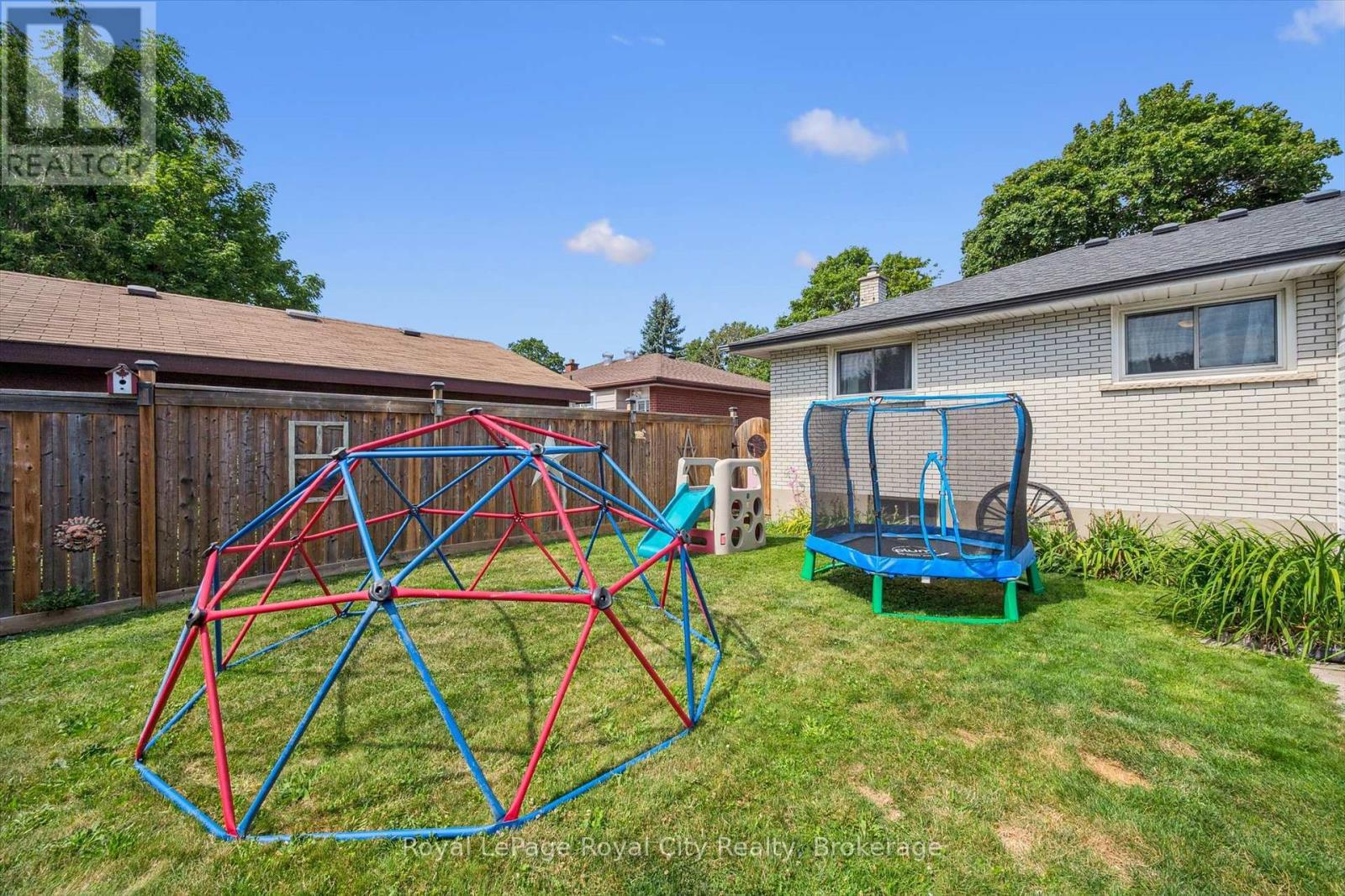 












24 JULIA DRIVE

,
Guelph (Junction/Onward Willow),




Ontario
N1H5W1

