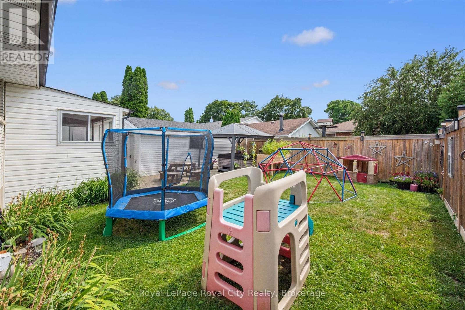 












24 JULIA DRIVE

,
Guelph (Junction/Onward Willow),




Ontario
N1H5W1

