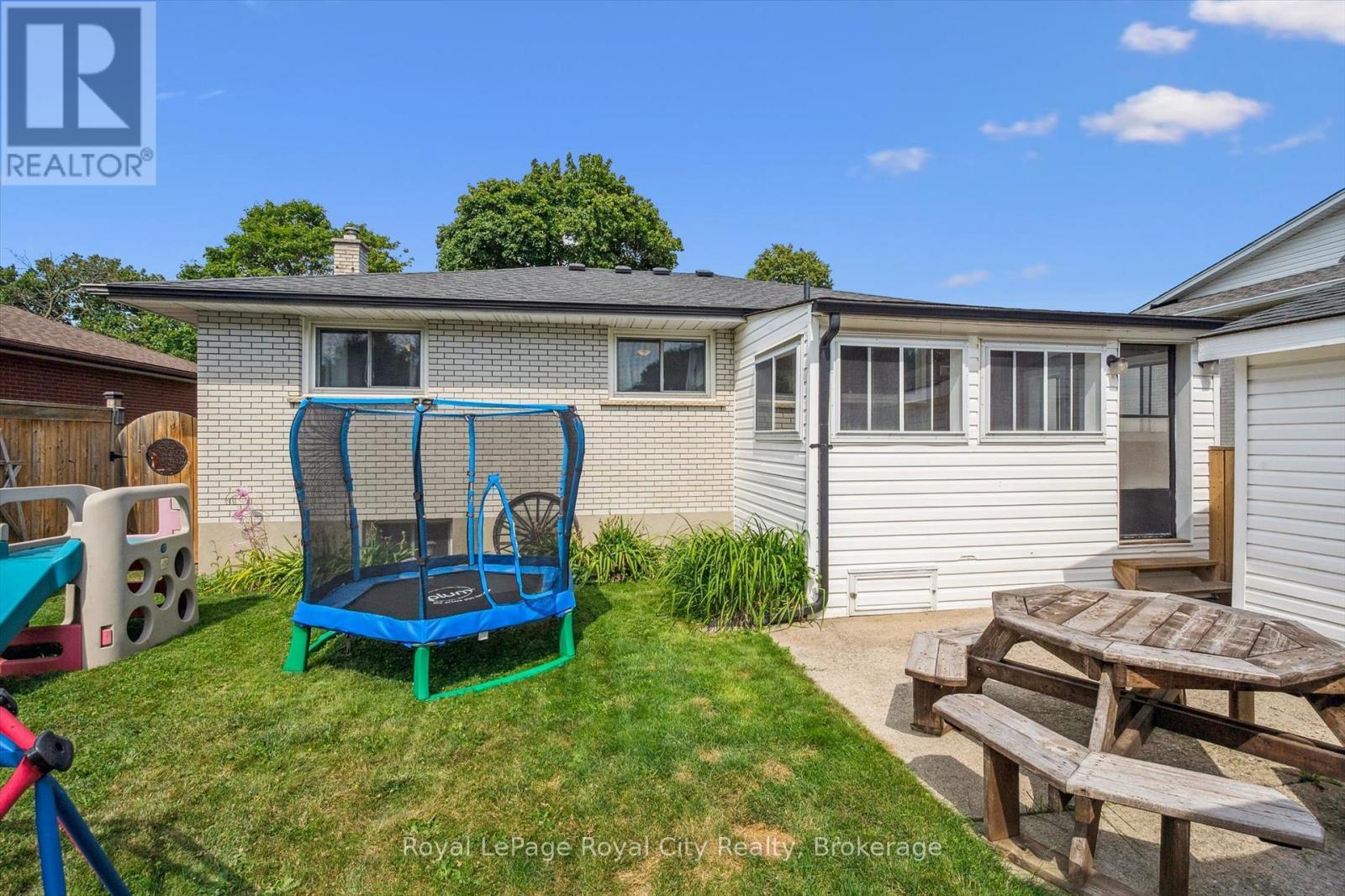 












24 JULIA DRIVE

,
Guelph (Junction/Onward Willow),




Ontario
N1H5W1

