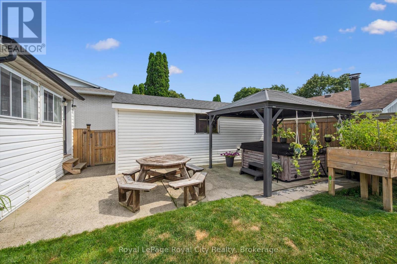 












24 JULIA DRIVE

,
Guelph (Junction/Onward Willow),




Ontario
N1H5W1


