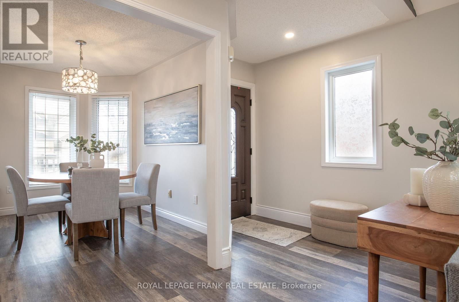 












35 DALE PARK DRIVE

,
Clarington (Courtice),




Ontario
L1E2Z4

