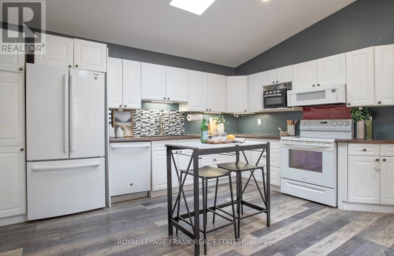 












35 DALE PARK DRIVE

,
Clarington (Courtice),




Ontario
L1E2Z4

