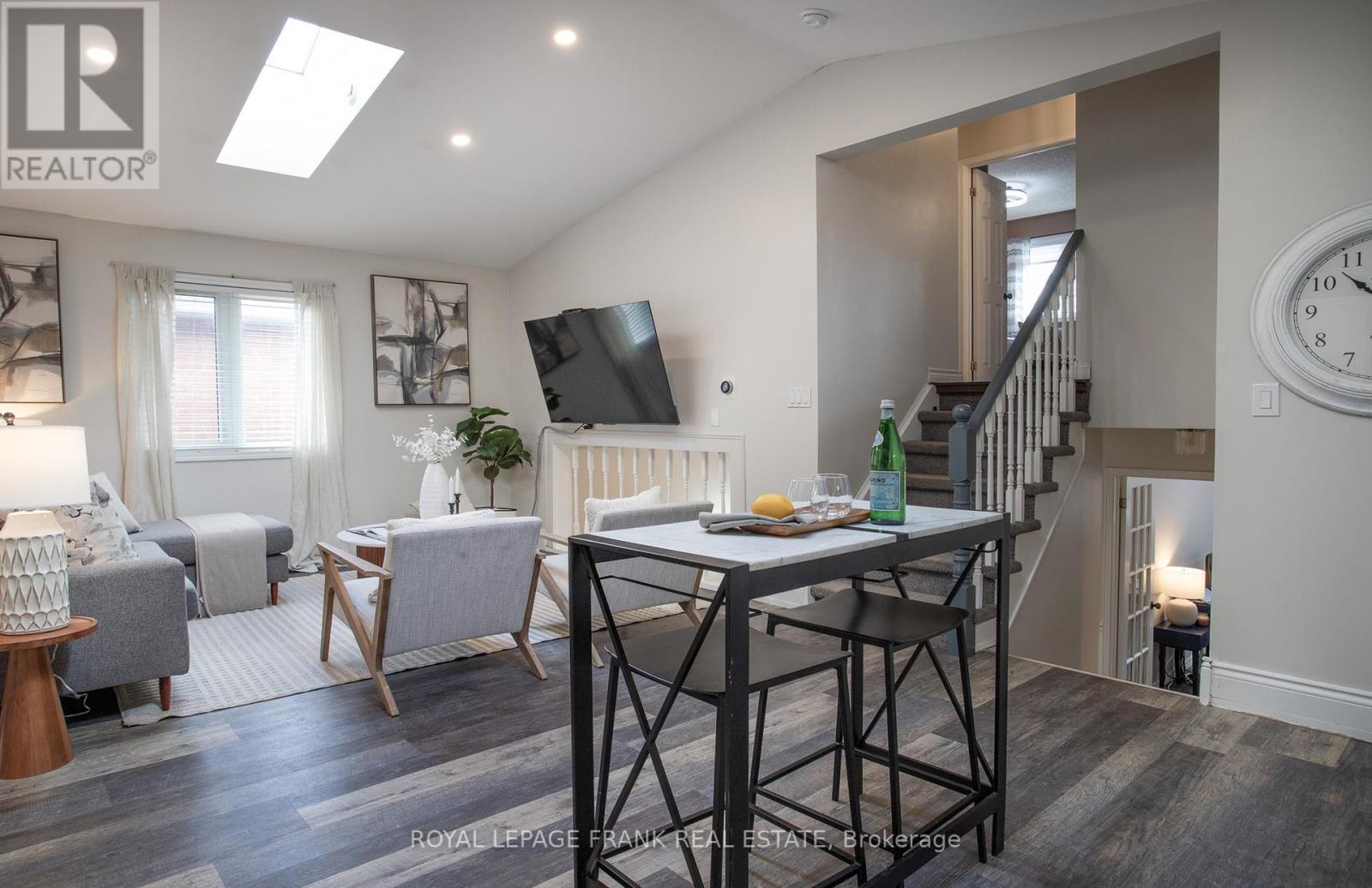 












35 DALE PARK DRIVE

,
Clarington (Courtice),




Ontario
L1E2Z4

