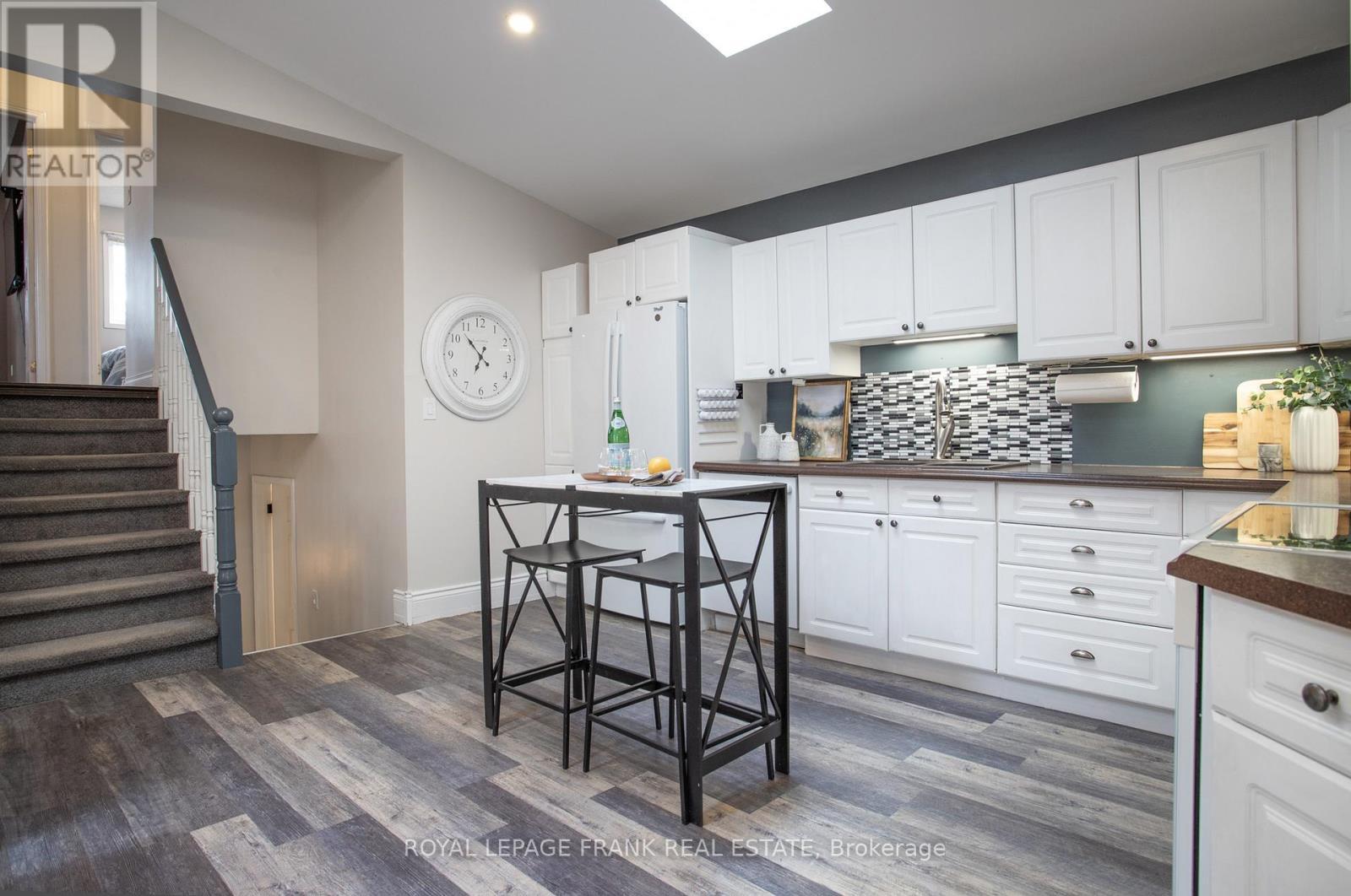 












35 DALE PARK DRIVE

,
Clarington (Courtice),




Ontario
L1E2Z4

