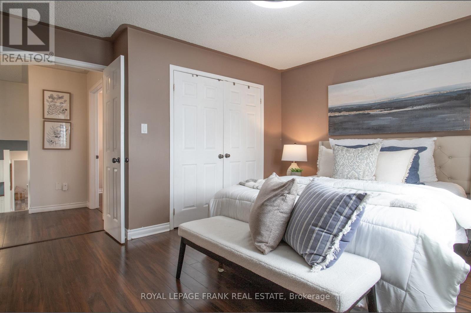 












35 DALE PARK DRIVE

,
Clarington (Courtice),




Ontario
L1E2Z4

