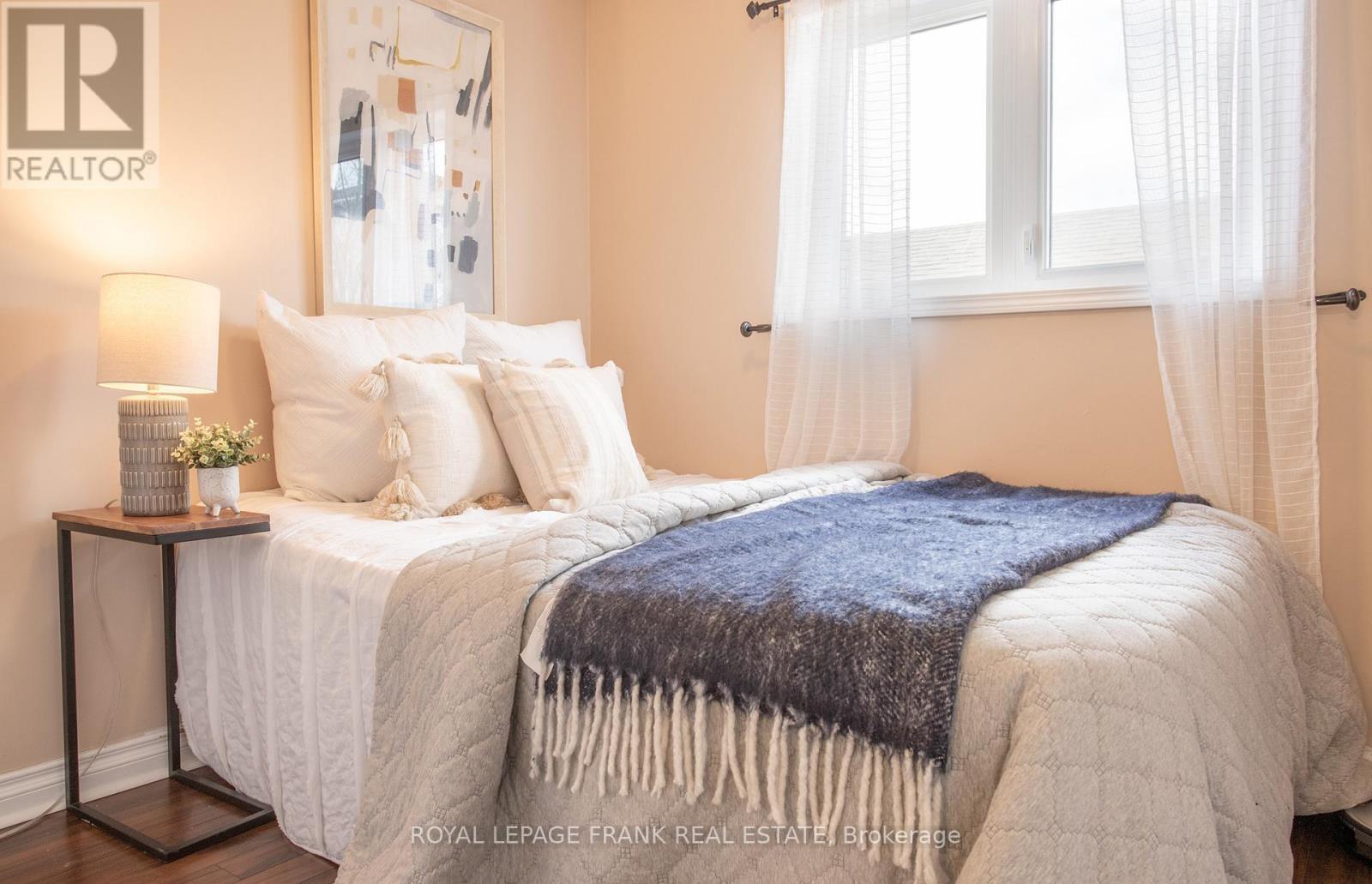 












35 DALE PARK DRIVE

,
Clarington (Courtice),




Ontario
L1E2Z4

