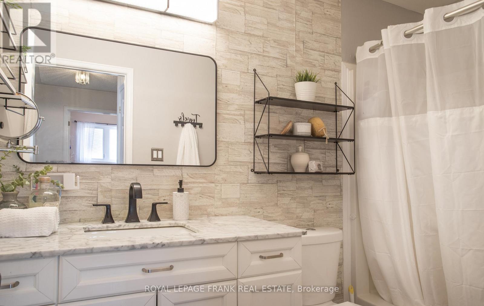 












35 DALE PARK DRIVE

,
Clarington (Courtice),




Ontario
L1E2Z4

