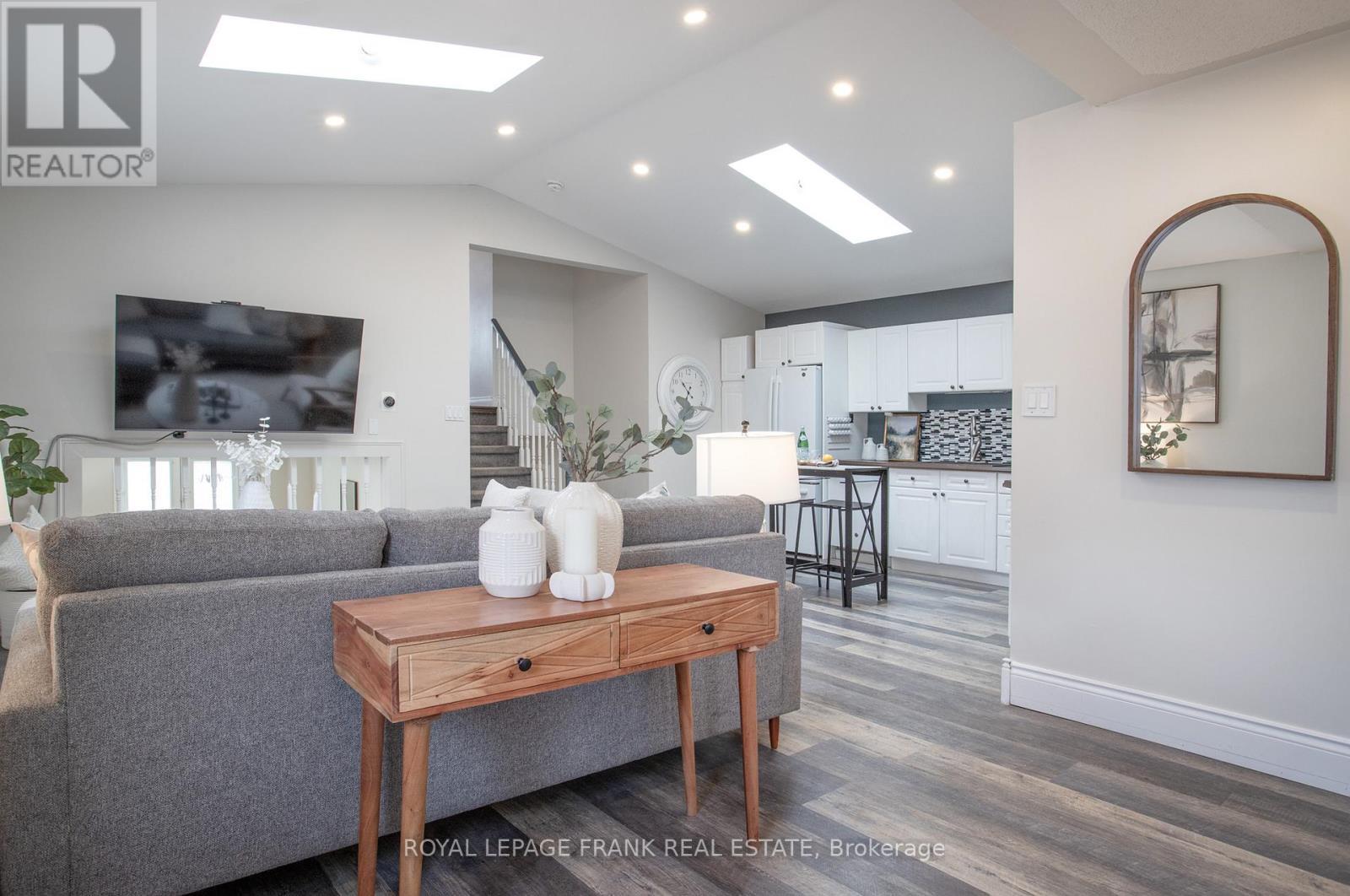 












35 DALE PARK DRIVE

,
Clarington (Courtice),




Ontario
L1E2Z4

