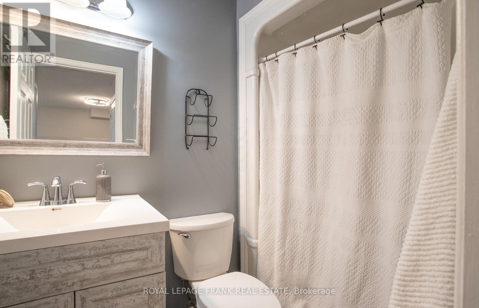 












35 DALE PARK DRIVE

,
Clarington (Courtice),




Ontario
L1E2Z4

