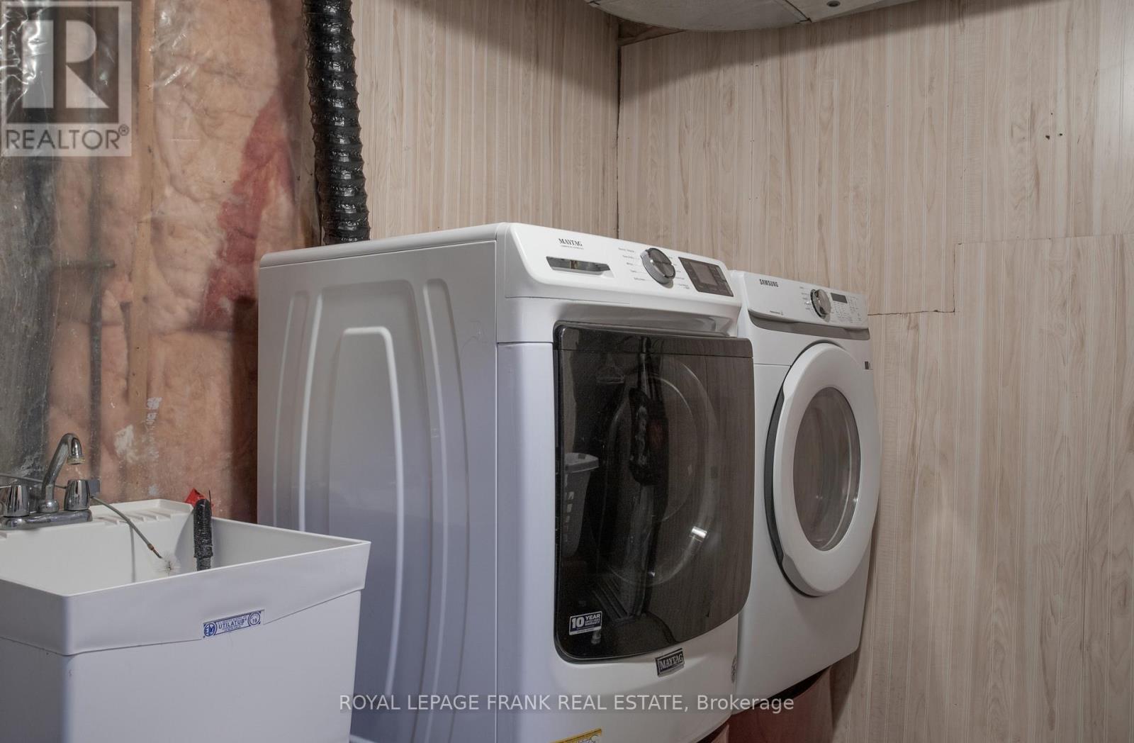 












35 DALE PARK DRIVE

,
Clarington (Courtice),




Ontario
L1E2Z4

