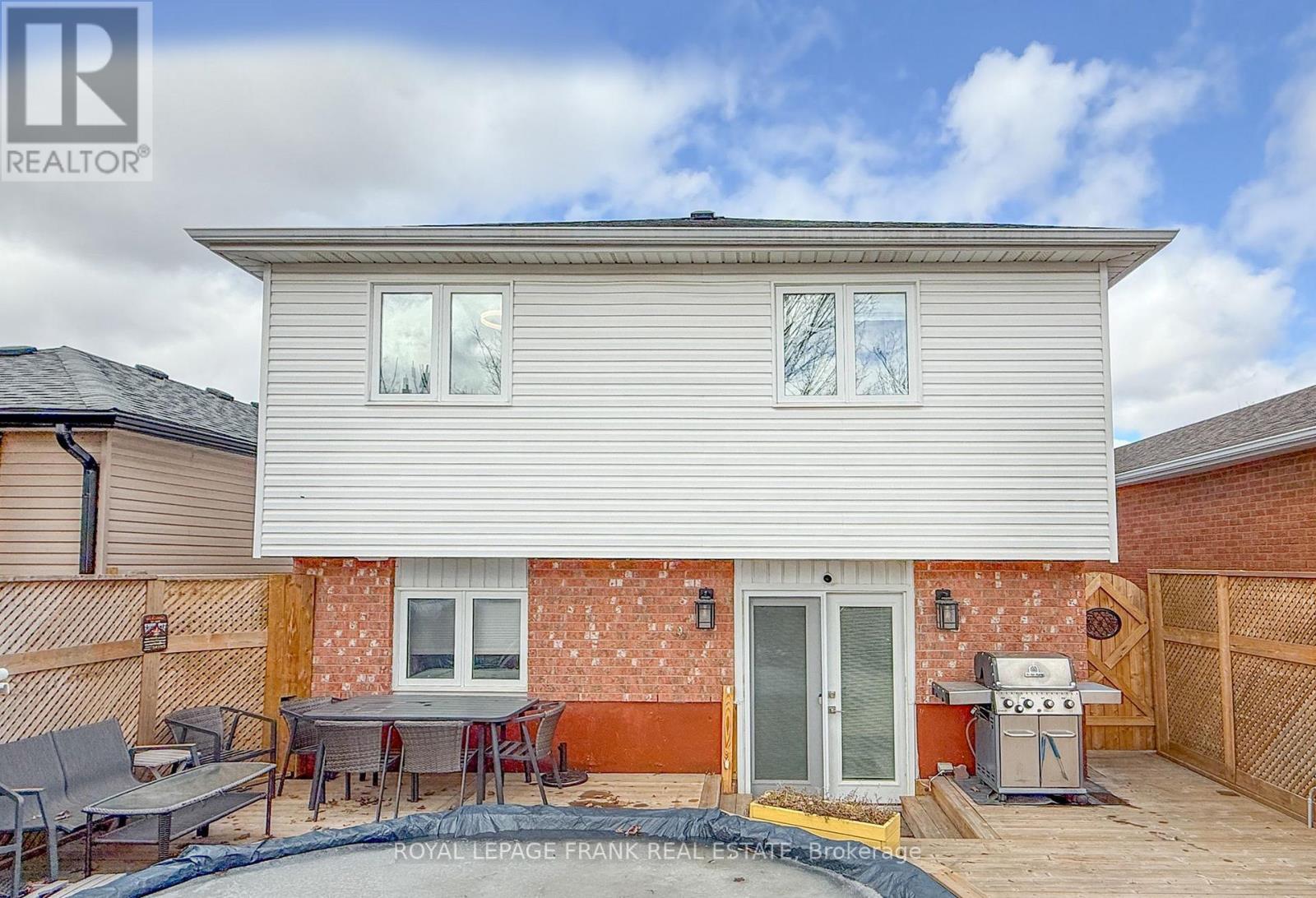 












35 DALE PARK DRIVE

,
Clarington (Courtice),




Ontario
L1E2Z4

