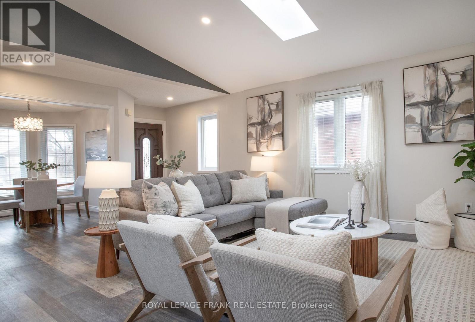 












35 DALE PARK DRIVE

,
Clarington (Courtice),




Ontario
L1E2Z4

