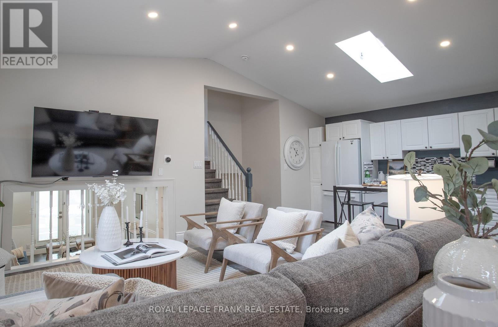 












35 DALE PARK DRIVE

,
Clarington (Courtice),




Ontario
L1E2Z4

