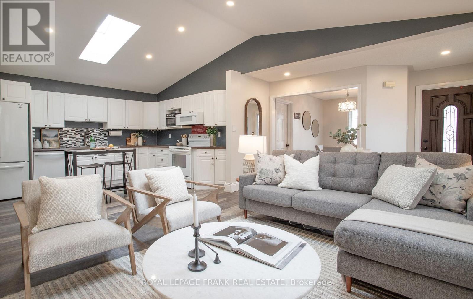 












35 DALE PARK DRIVE

,
Clarington (Courtice),




Ontario
L1E2Z4

