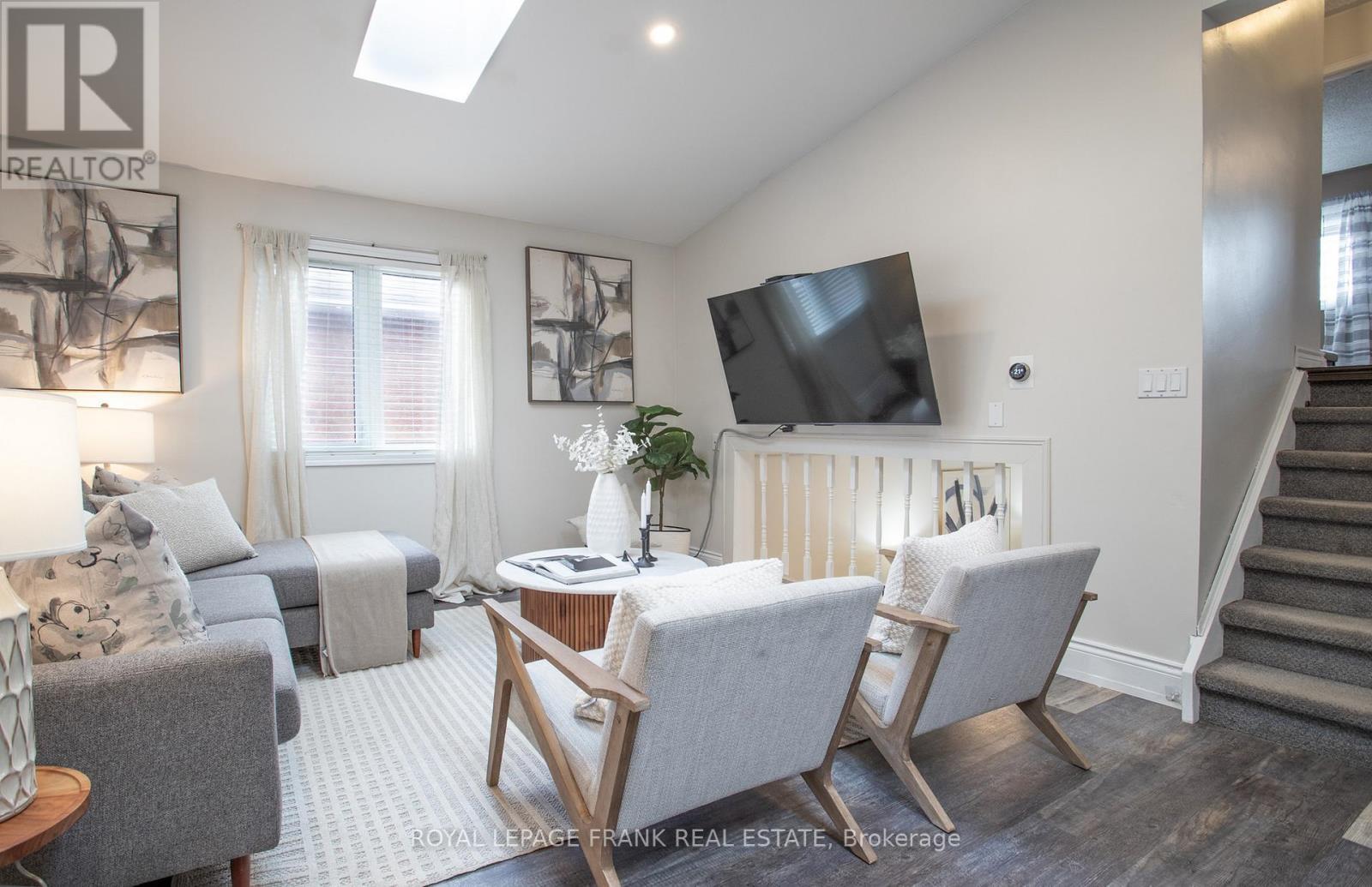 












35 DALE PARK DRIVE

,
Clarington (Courtice),




Ontario
L1E2Z4

