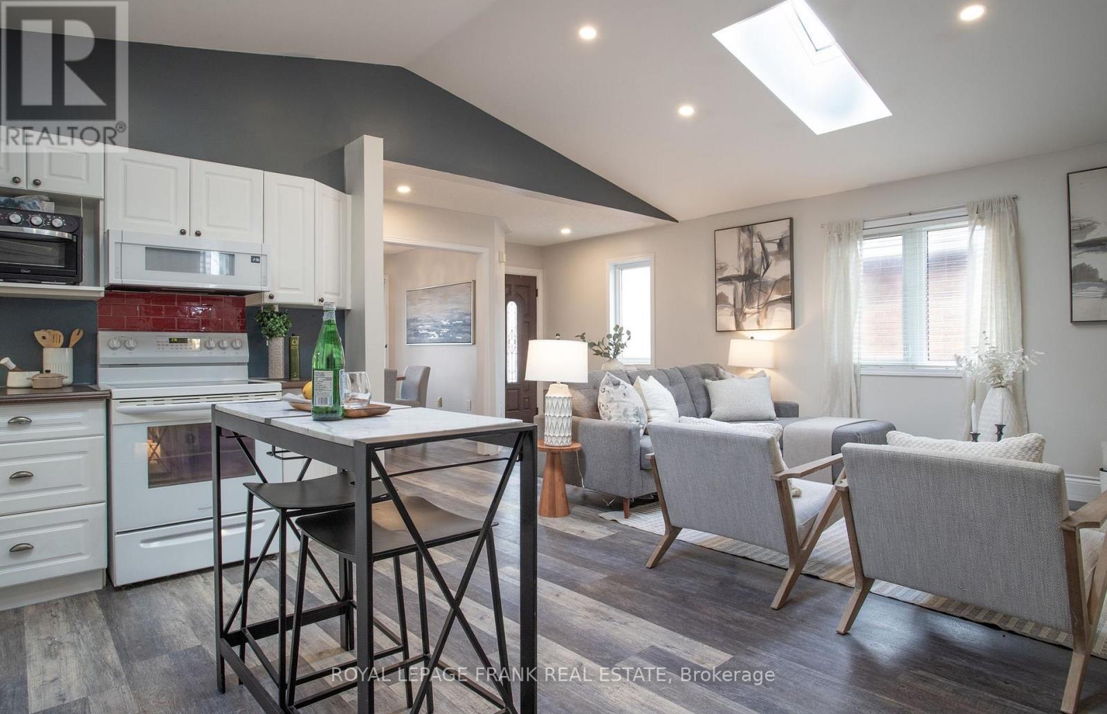 












35 DALE PARK DRIVE

,
Clarington (Courtice),




Ontario
L1E2Z4

