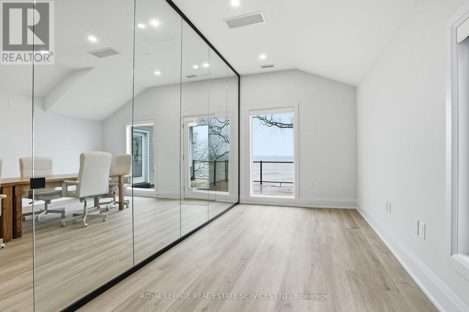 












4 - 2100 OLD LAKESHORE ROAD

,
Burlington,




Ontario
L7R1E3

