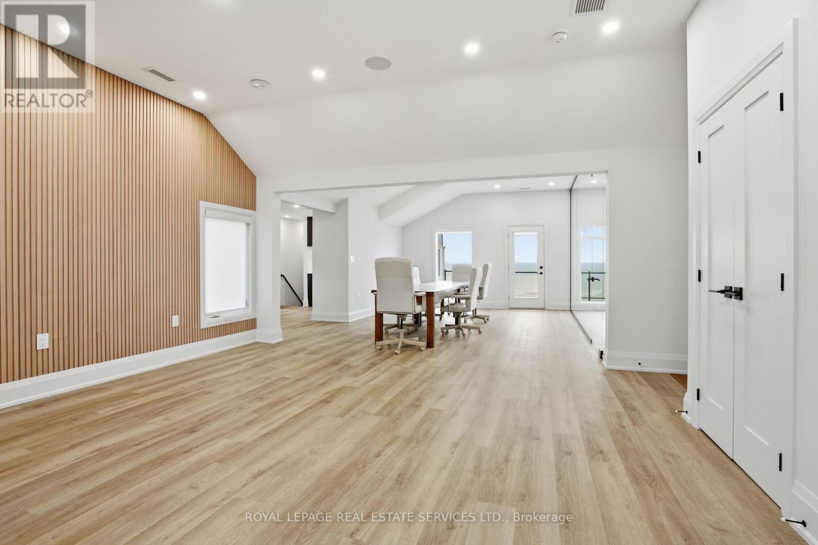 












4 - 2100 OLD LAKESHORE ROAD

,
Burlington,




Ontario
L7R1E3

