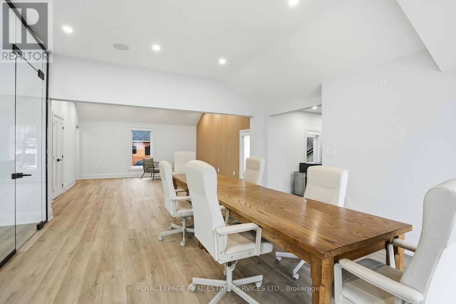 












4 - 2100 OLD LAKESHORE ROAD

,
Burlington,




Ontario
L7R1E3

