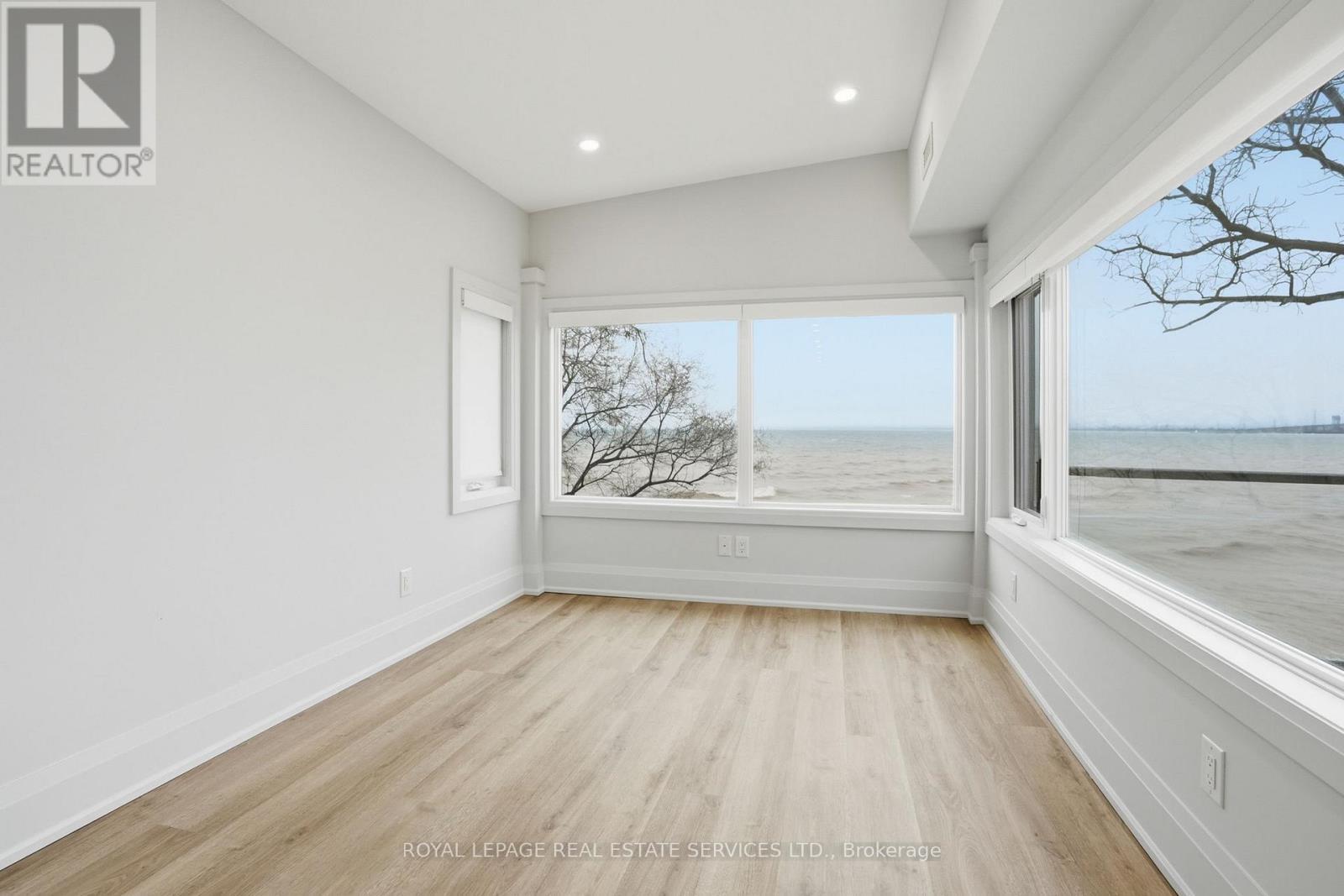 












4 - 2100 OLD LAKESHORE ROAD

,
Burlington,




Ontario
L7R1E3

