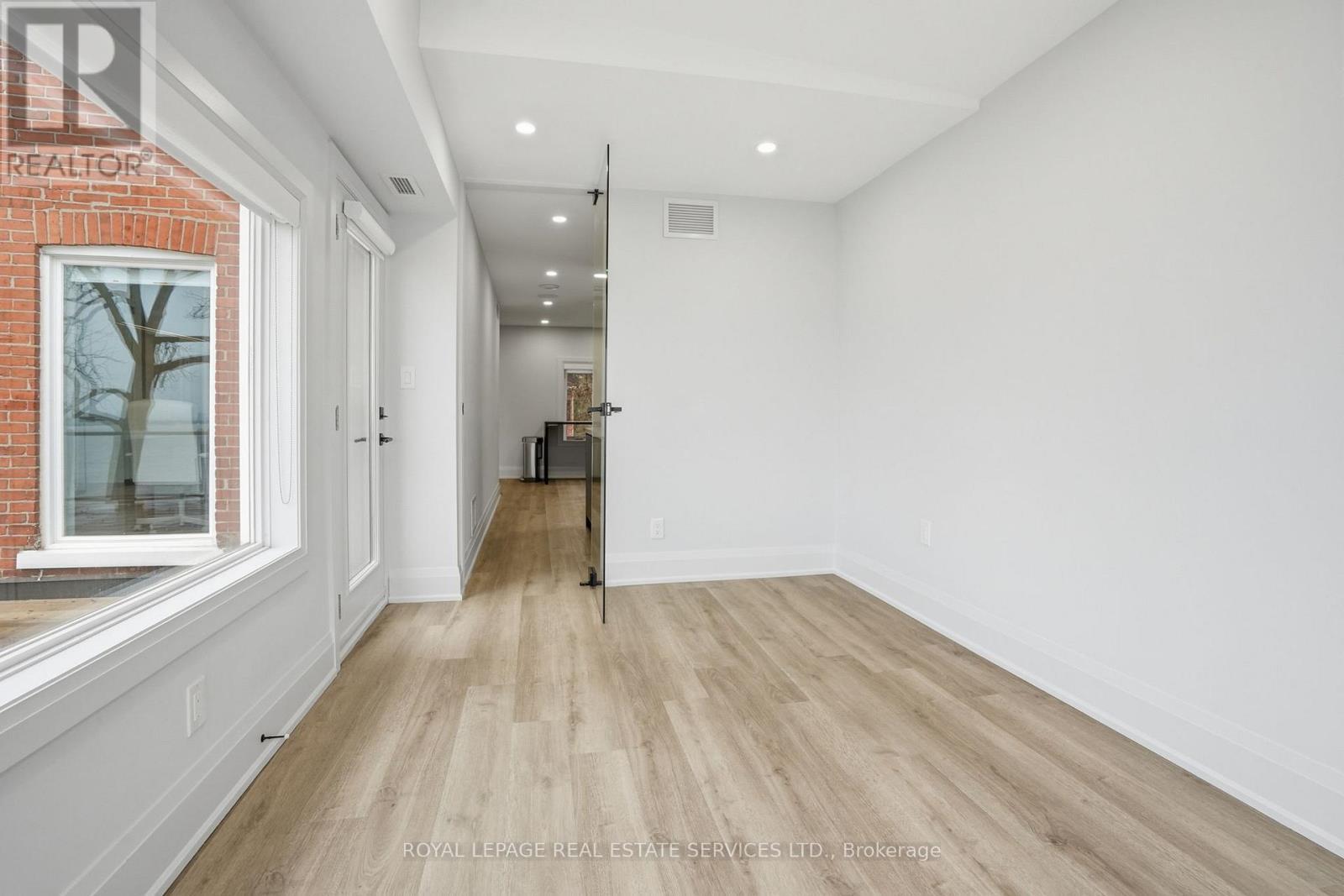 












4 - 2100 OLD LAKESHORE ROAD

,
Burlington,




Ontario
L7R1E3

