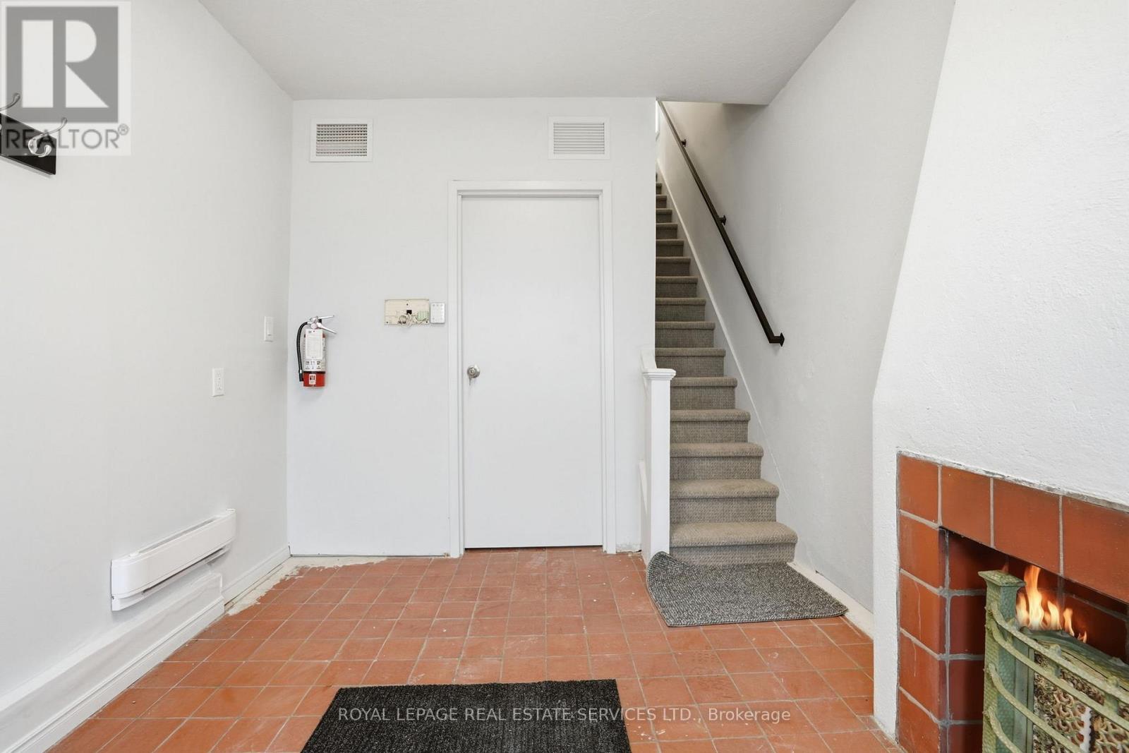 












4 - 2100 OLD LAKESHORE ROAD

,
Burlington,




Ontario
L7R1E3

