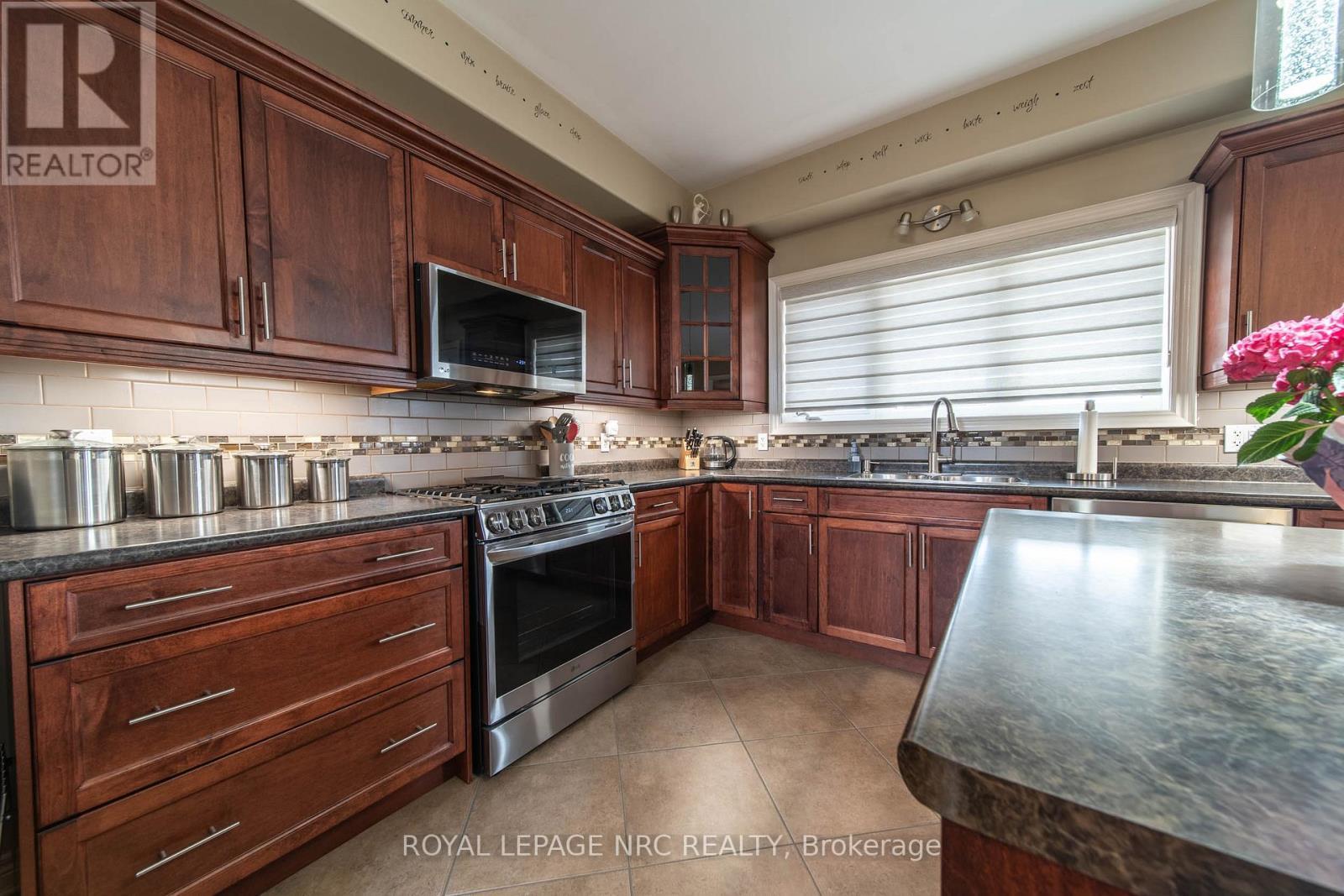 












325 HILLSDALE ROAD

,
Welland (Coyle Creek),




Ontario
L3C7M2

