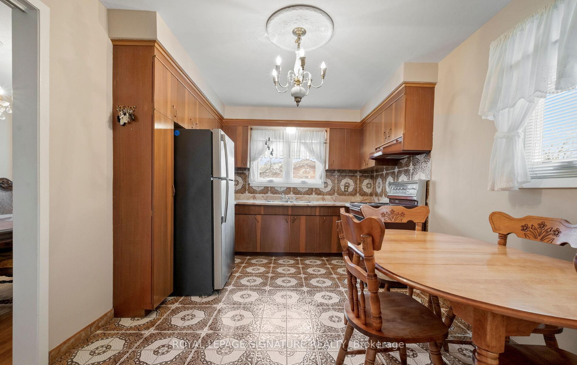 









1142


Alexandra

Avenue,
Mississauga,




ON
L5E 2A5

