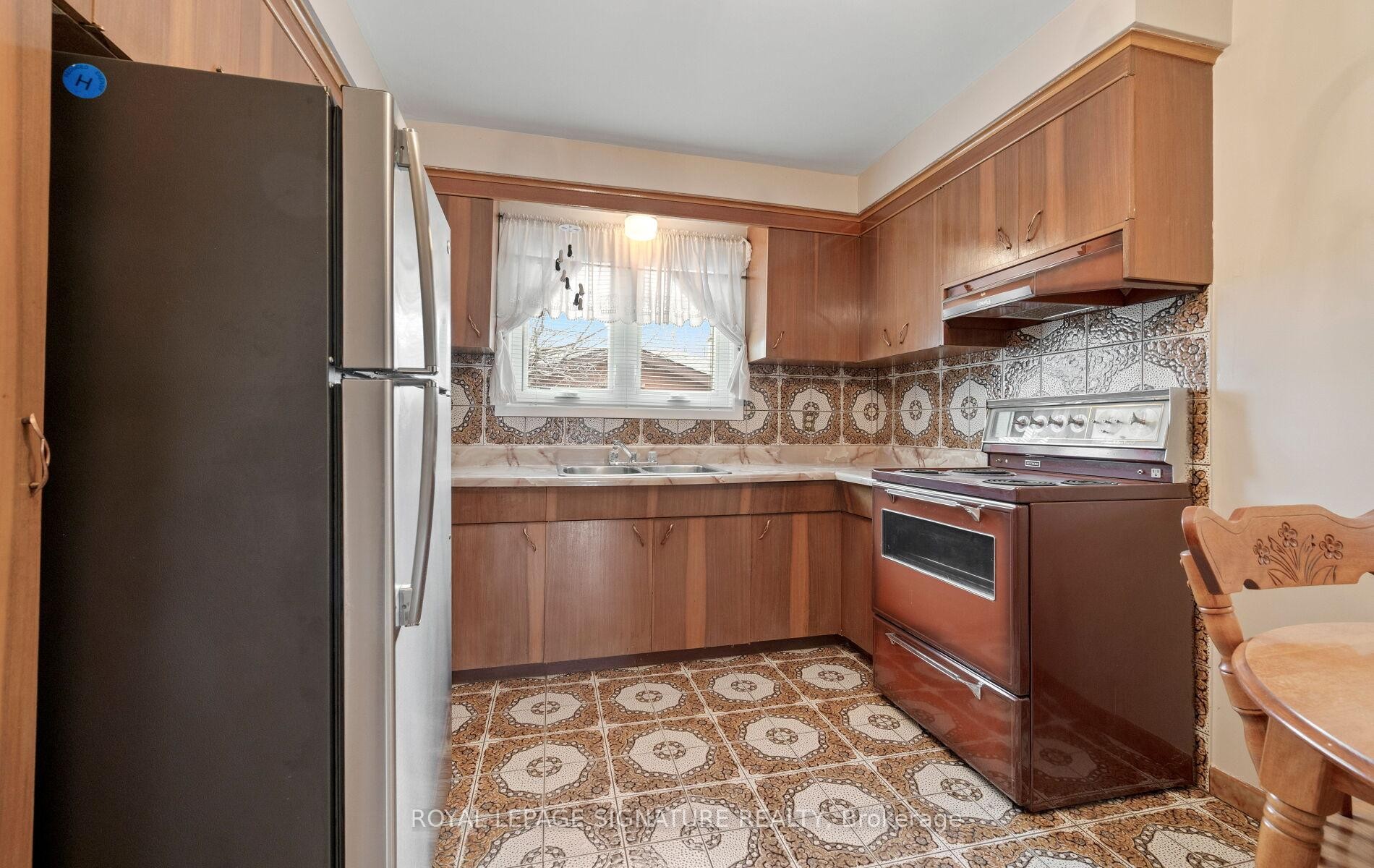 









1142


Alexandra

Avenue,
Mississauga,




ON
L5E 2A5

