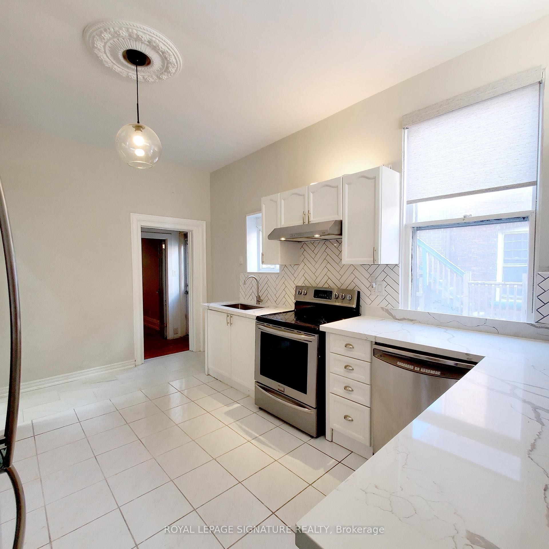 









116


Fairholt

Road South, 2,
Hamilton,




ON
L8M 2T7


