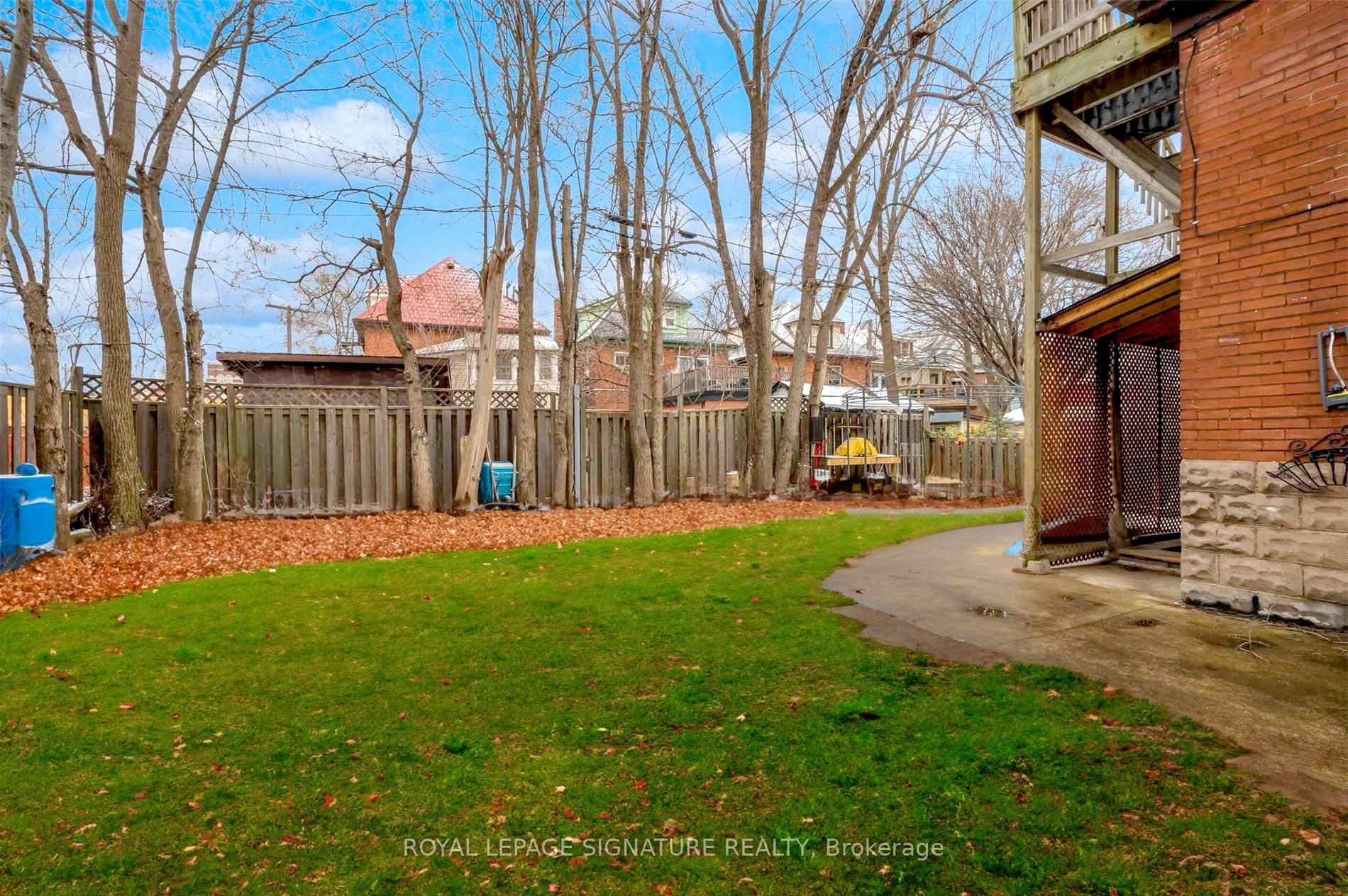









116


Fairholt

Road South, 2,
Hamilton,




ON
L8M 2T7

